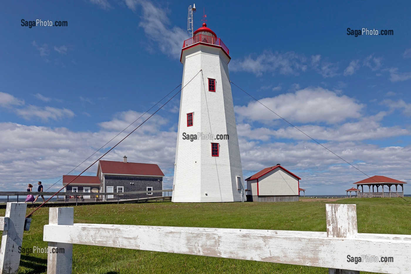 PHARE EN BOIS DE MISCOU ET CAFE DU GARDIEN, ILE DE MISCOU, NOUVEAU-BRUNSWICK, CANADA, AMERIQUE DU NORD 