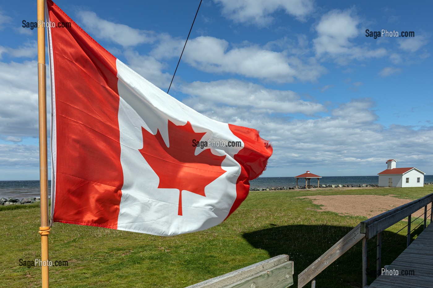 DRAPEAU CANADIEN PRES DU PHARE, ILE DE MISCOU, NOUVEAU-BRUNSWICK, CANADA, AMERIQUE DU NORD 