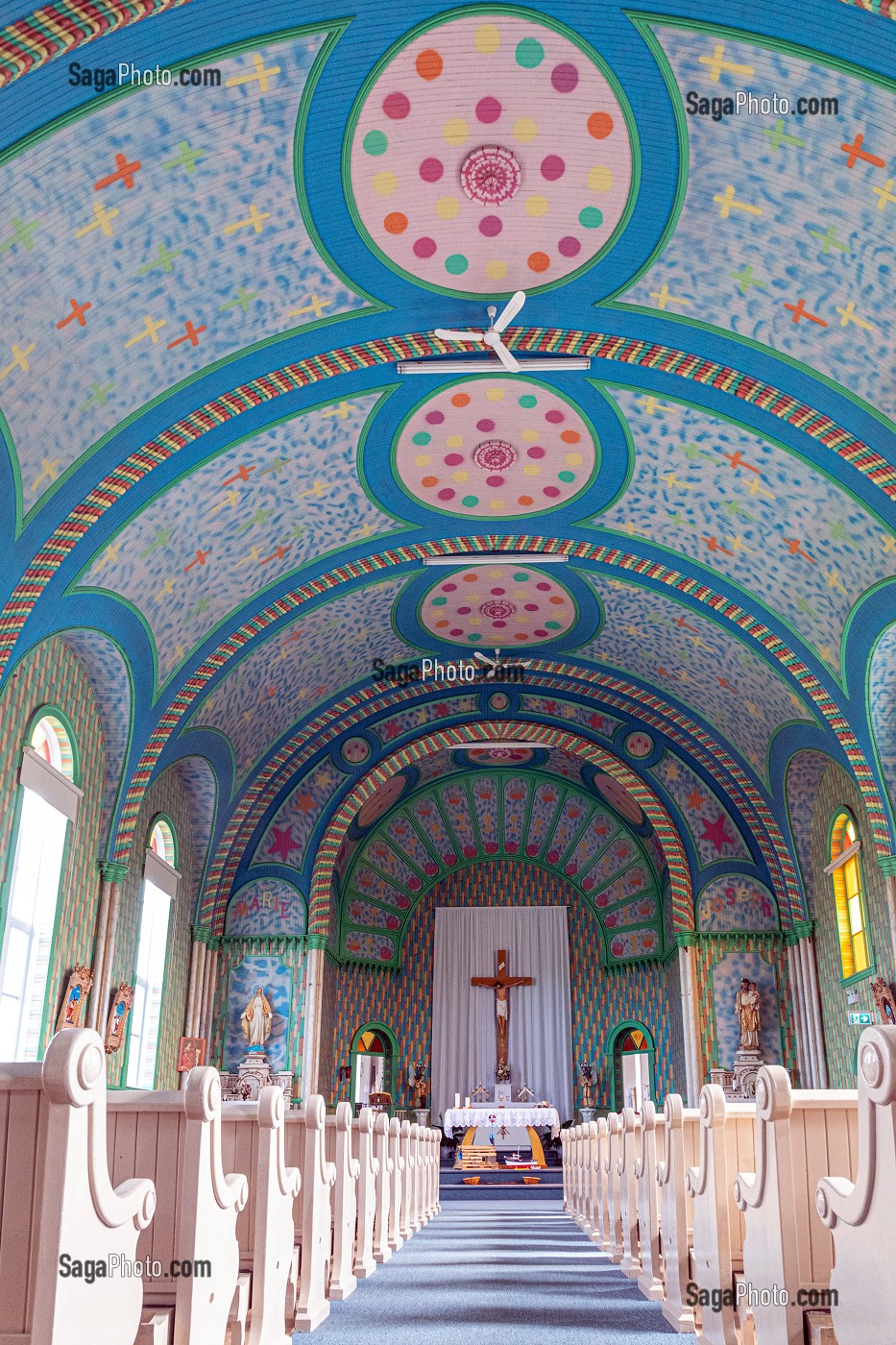 INTERIEUR DE L'EGLISE DE LA PAROISSE SAINTE-CECILE, SURNOMMEE L'ILE BONBON POUR LA JOIE ET LA GAITE, PETITE RIVIERE DE L'ILE, NOUVEAU-BRUNSWICK, CANADA, AMERIQUE DU NORD 