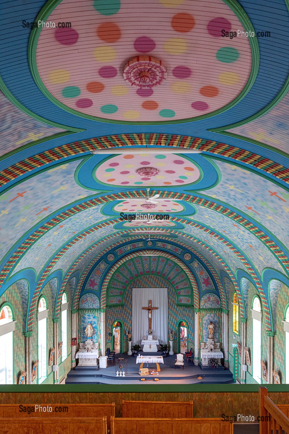 INTERIEUR DE L'EGLISE DE LA PAROISSE SAINTE-CECILE, SURNOMMEE L'ILE BONBON POUR LA JOIE ET LA GAITE, PETITE RIVIERE DE L'ILE, NOUVEAU-BRUNSWICK, CANADA, AMERIQUE DU NORD 