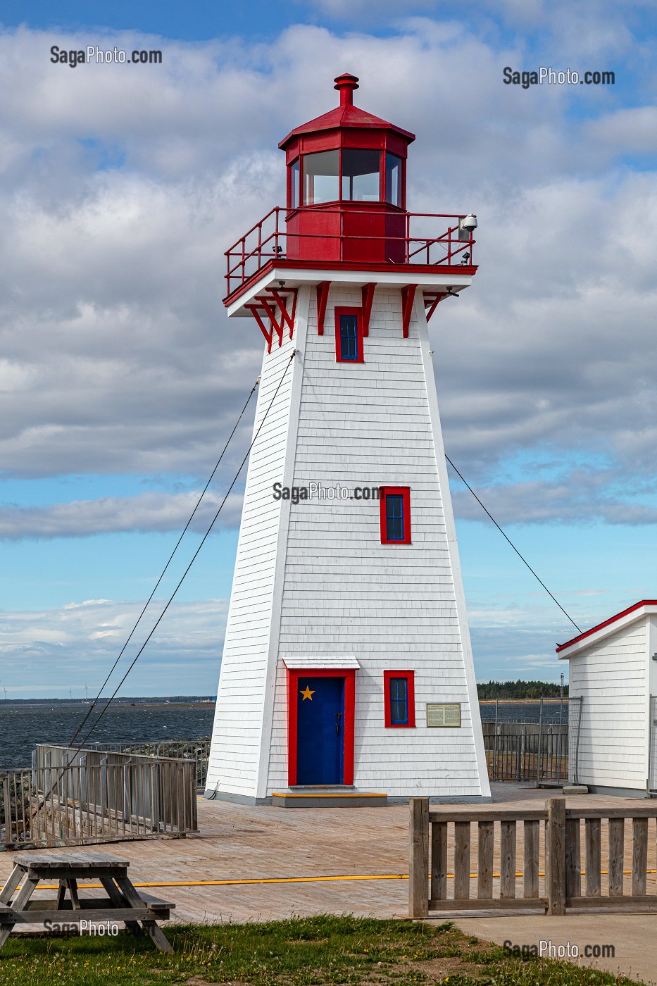 PHARE ARRIERE DE L'ILE PORTAGE, EN BOIS BLANC DEVANT L'AQUARIUM, SHIPPAGAN, NOUVEAU-BRUNSWICK, CANADA, AMERIQUE DU NORD 