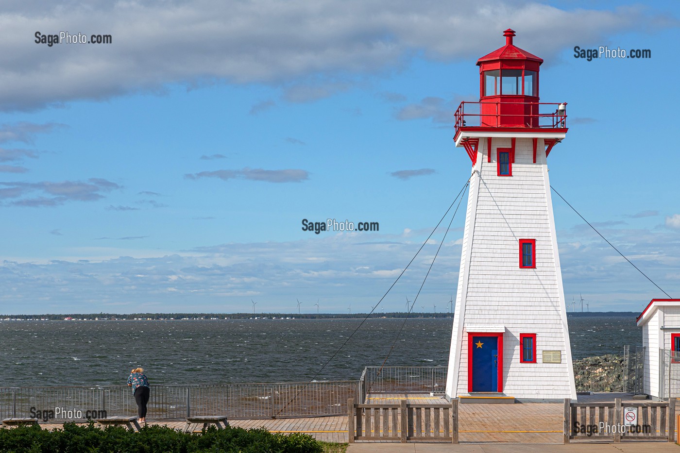 PHARE ARRIERE DE L'ILE PORTAGE, EN BOIS BLANC DEVANT L'AQUARIUM, SHIPPAGAN, NOUVEAU-BRUNSWICK, CANADA, AMERIQUE DU NORD 