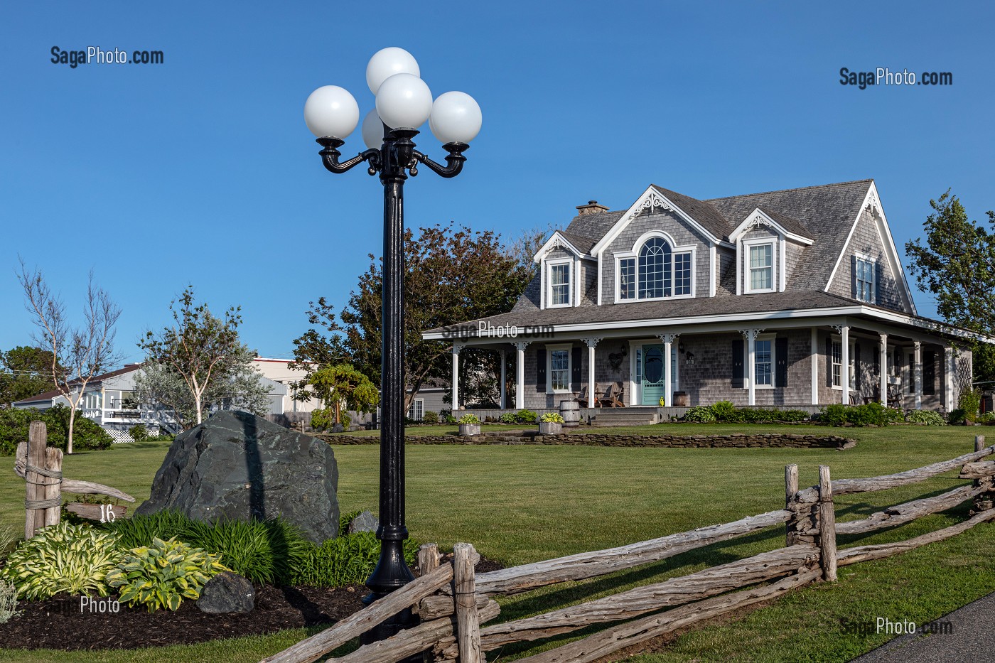 MAISON TRADITIONNELLE EN BOIS PEINT, CARAQUET, NOUVEAU-BRUNSWICK, CANADA, AMERIQUE DU NORD 