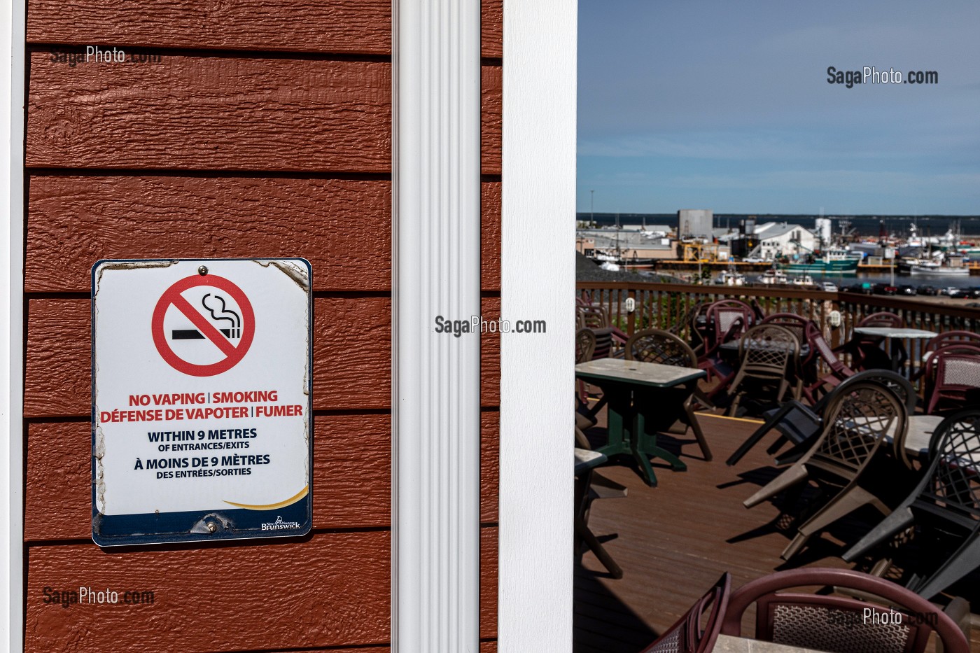 PANNEAU D'INTERDICTION DE FUMER ET DE VAPOTER DANS UN RAYON DE 9 METRES AUTOUR DU RESTAURANT ET DE LA TERRASSE, CARAQUET, NOUVEAU-BRUNSWICK, CANADA, AMERIQUE DU NORD 
