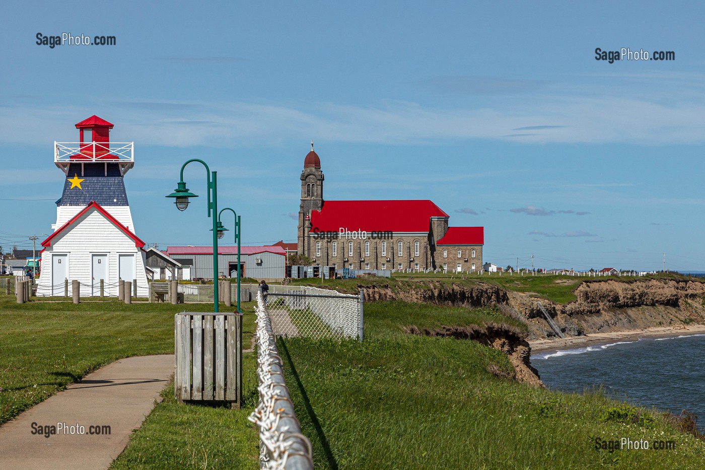 PHARE EN BOIS AUX COULEURS ACADIENNES ET EGLISE CATHOLIQUE SAINT-SIMON-ET-SAINT-JUDE, GRANDE-ANSE, NOUVEAU-BRUNSWICK, CANADA, AMERIQUE DU NORD 