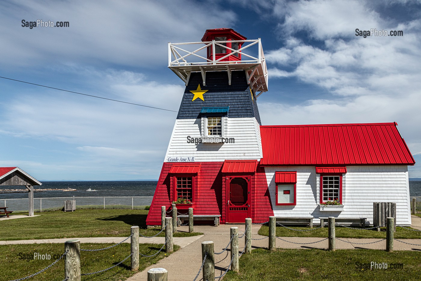 PHARE EN BOIS AUX COULEURS ACADIENNES, GRANDE-ANSE, NOUVEAU-BRUNSWICK, CANADA, AMERIQUE DU NORD 