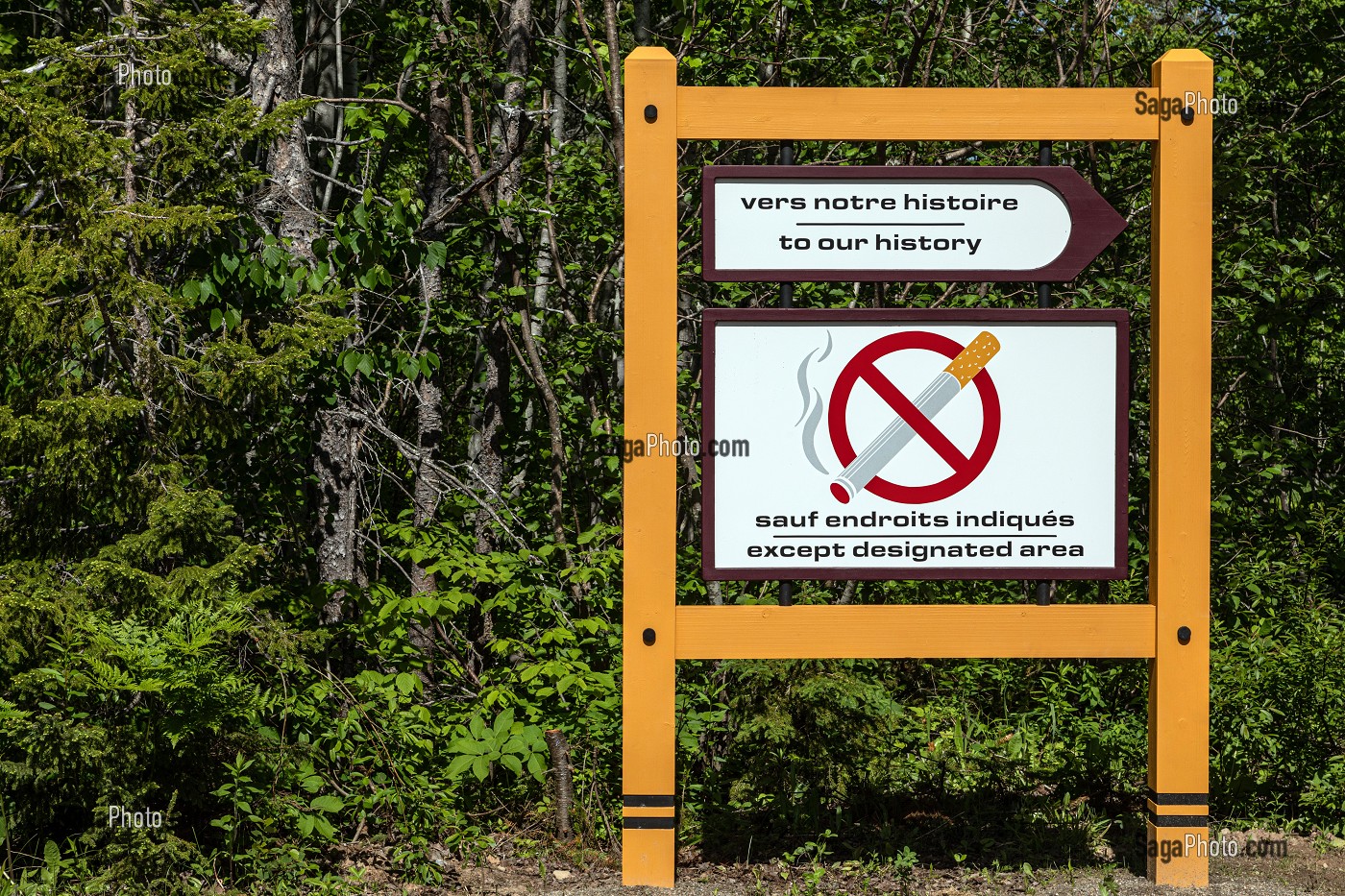 INTERDICTION DE FUMER SAUF ENDROIT PREVU A CET EFFET, VILLAGE HISTORIQUE ACADIEN, BERTRAND, NOUVEAU-BRUNSWICK, CANADA, AMERIQUE DU NORD 