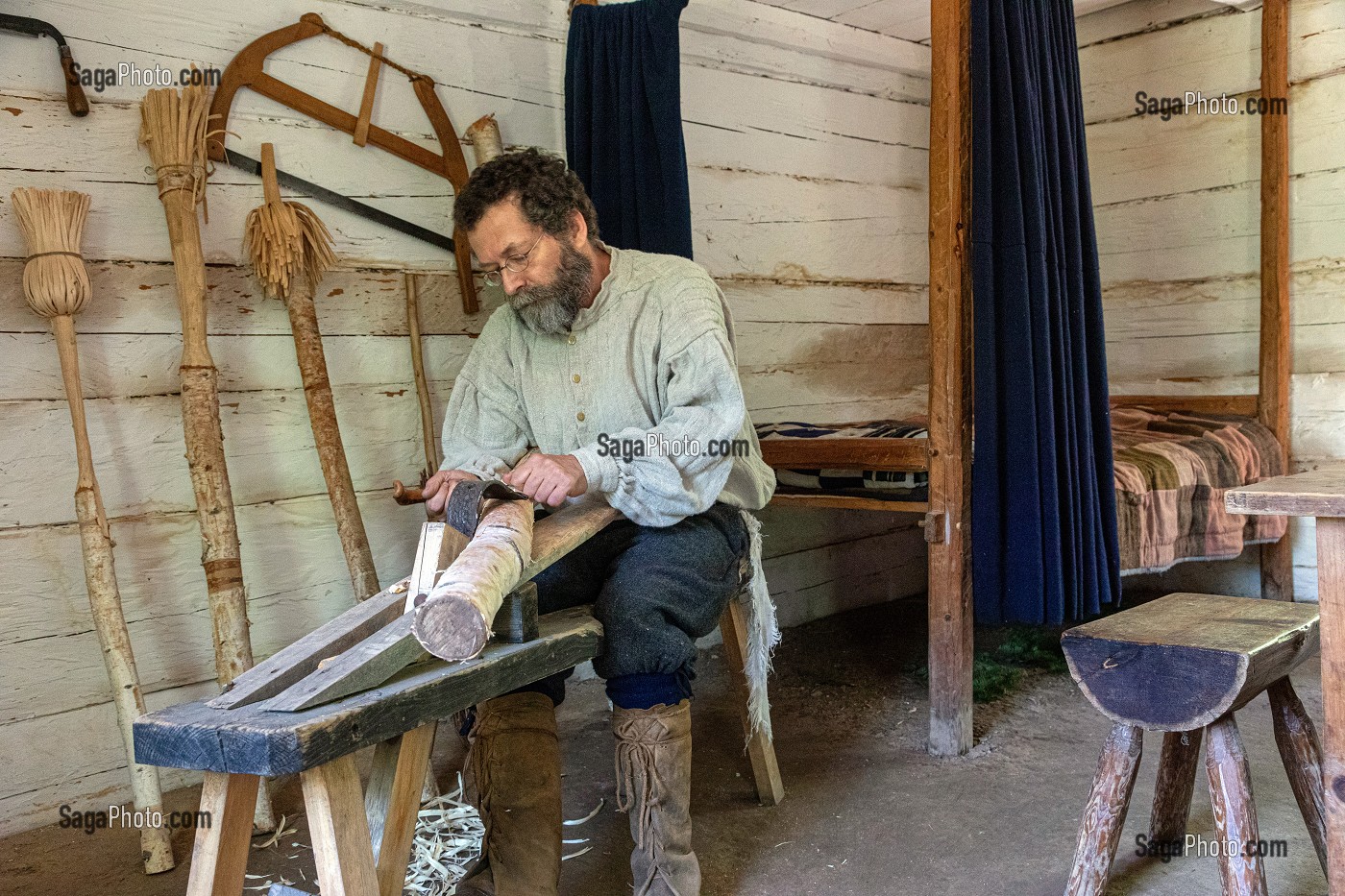 MENUISIER ET FABRICANT DE BALAI, MAISON MARTIN DE 1773, VILLAGE HISTORIQUE ACADIEN, BERTRAND, NOUVEAU-BRUNSWICK, CANADA, AMERIQUE DU NORD 