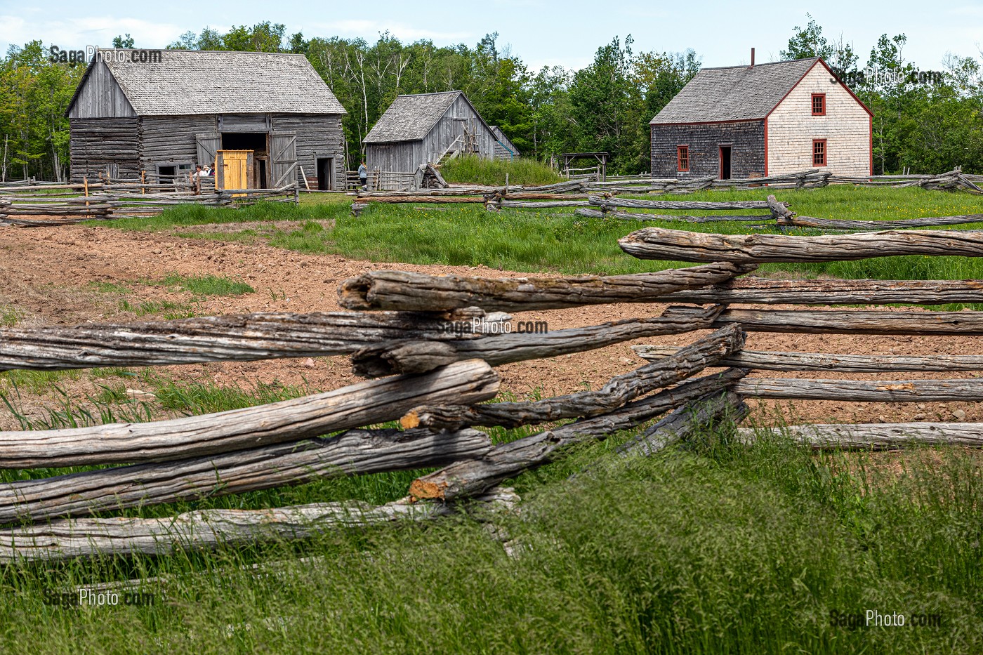 CLOTURES DEVANT LA MAISON ET LA FERME ROBICHAUD DE 1846, VILLAGE HISTORIQUE ACADIEN, BERTRAND, NOUVEAU-BRUNSWICK, CANADA, AMERIQUE DU NORD 