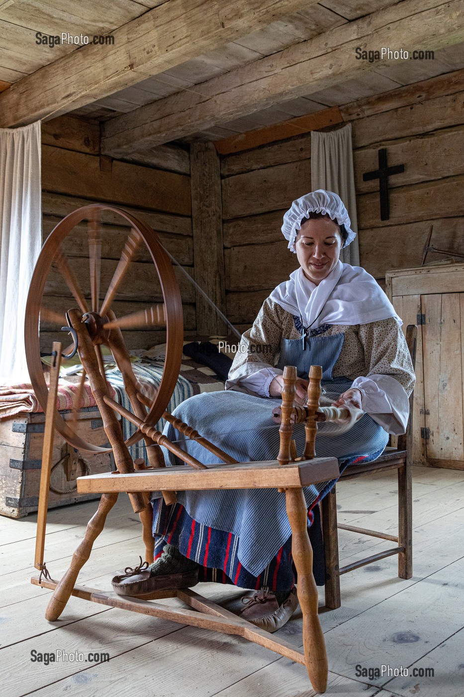 TISSEUSE DE LAINE DE MOUTON, FERME ROBICHAUD, VILLAGE HISTORIQUE ACADIEN, BERTRAND, NOUVEAU-BRUNSWICK, CANADA, AMERIQUE DU NORD 