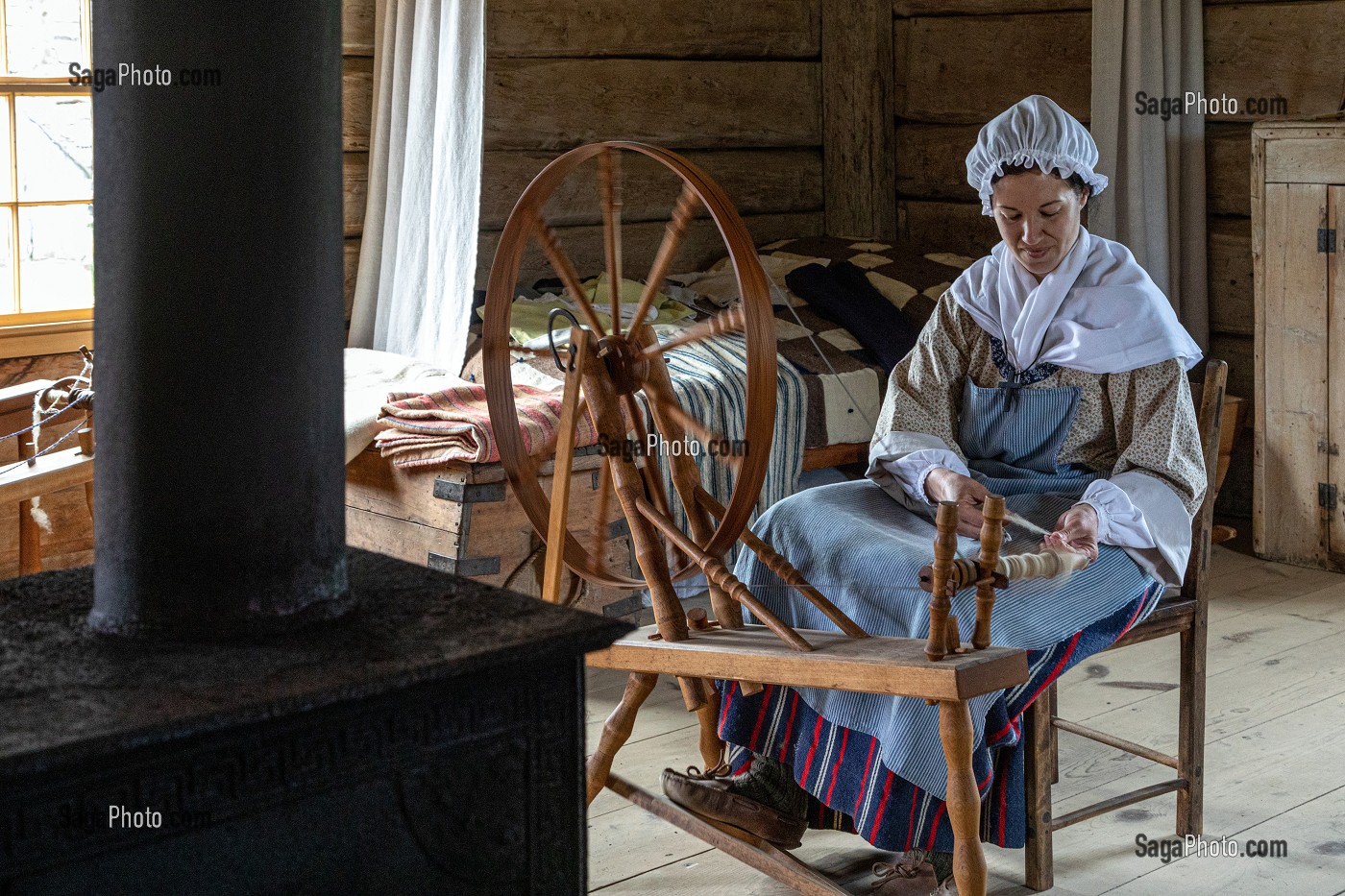 TISSEUSE DE LAINE DE MOUTON, FERME ROBICHAUD, VILLAGE HISTORIQUE ACADIEN, BERTRAND, NOUVEAU-BRUNSWICK, CANADA, AMERIQUE DU NORD 