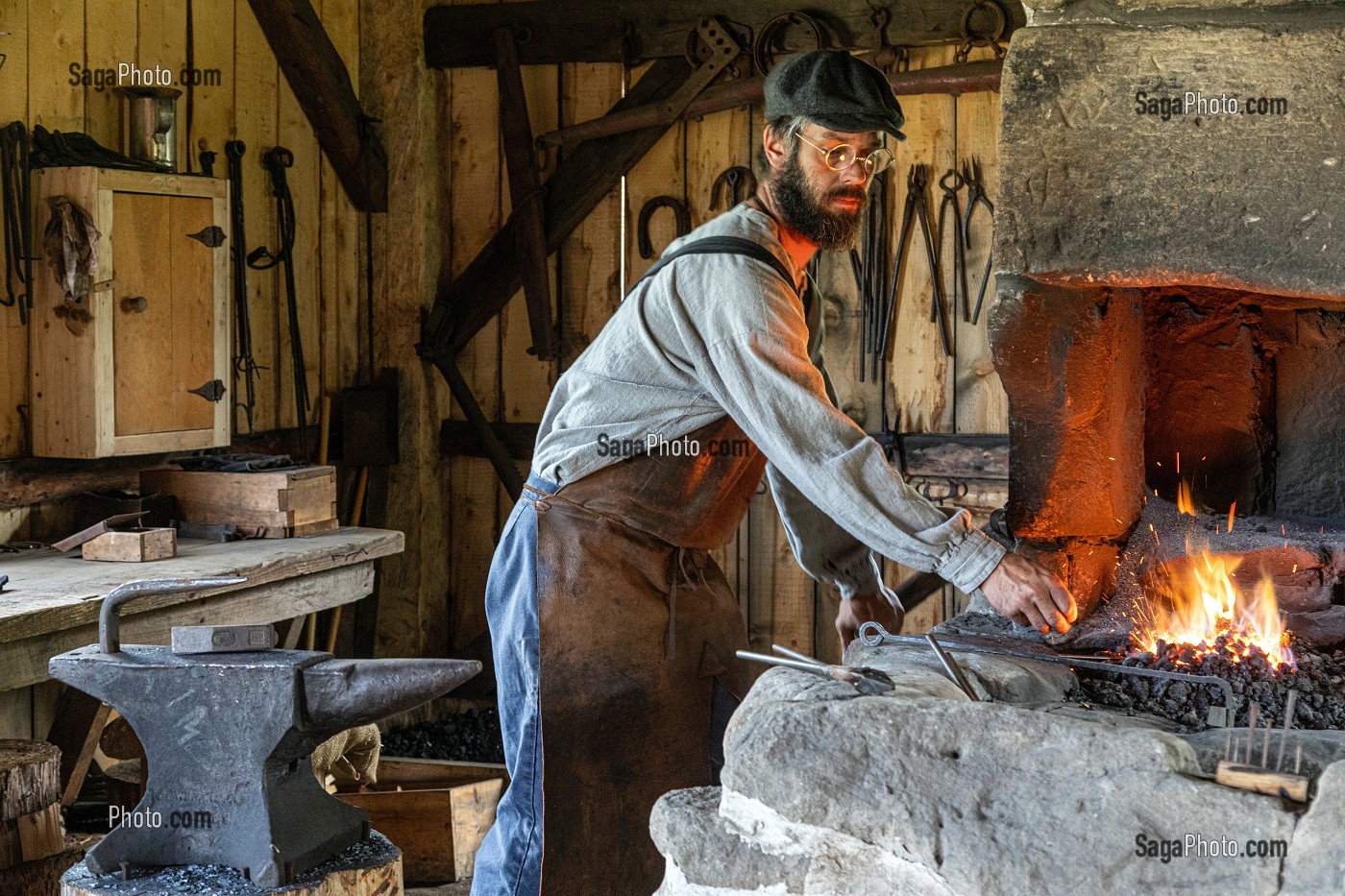 LE FORGERON ET LA FORGE DE 1874, VILLAGE HISTORIQUE ACADIEN, BERTRAND, NOUVEAU-BRUNSWICK, CANADA, AMERIQUE DU NORD 