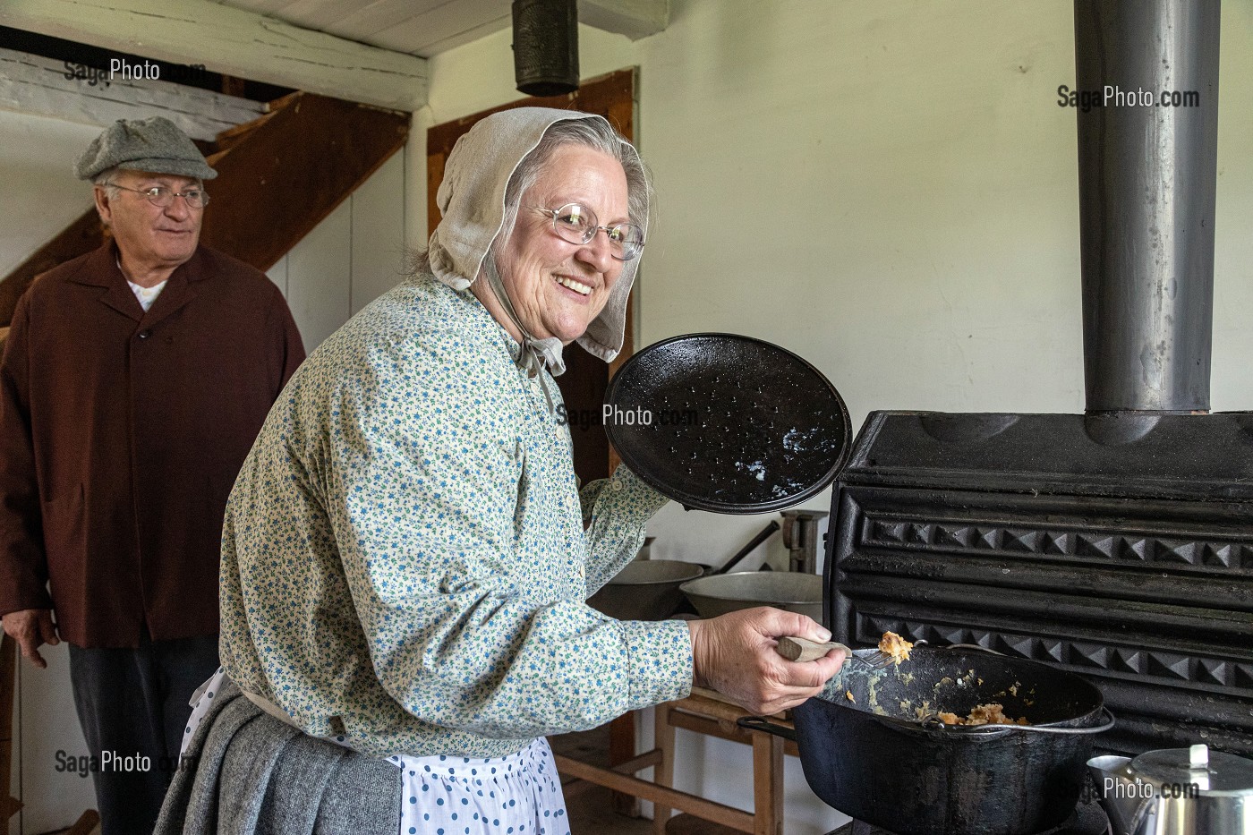 LA CUISINIERE AU FOURNEAU, MAISON LEGER DE 1836, VILLAGE HISTORIQUE ACADIEN, BERTRAND, NOUVEAU-BRUNSWICK, CANADA, AMERIQUE DU NORD 