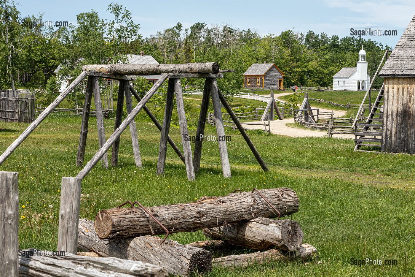 VUE DU VILLAGE ET DE LA CHAPELLE DE 1831, VILLAGE HISTORIQUE ACADIEN, BERTRAND, NOUVEAU-BRUNSWICK, CANADA, AMERIQUE DU NORD 