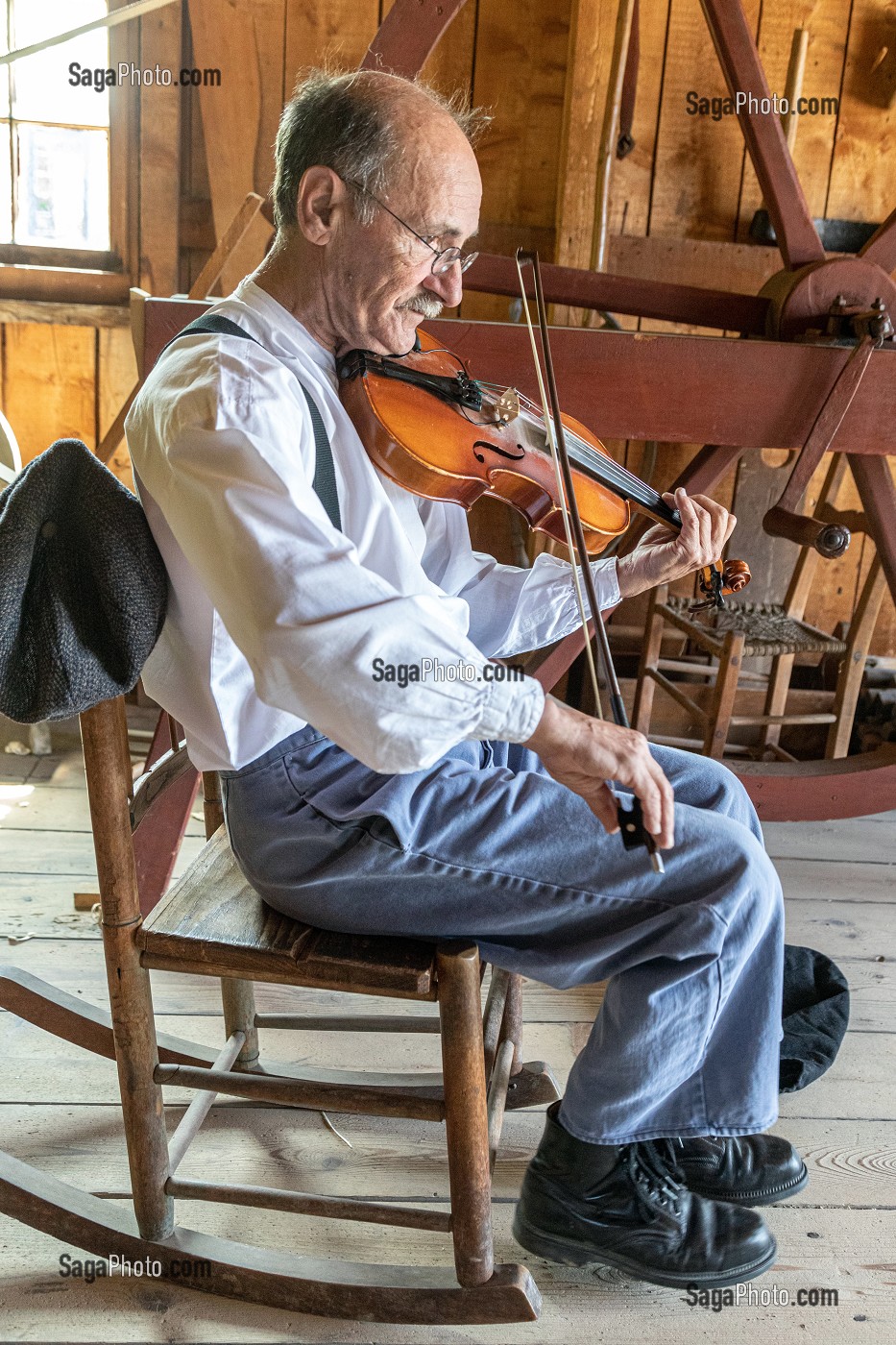 LE VIOLONISTE ACADIEN DANS LA MENUISERIE, VILLAGE HISTORIQUE ACADIEN, BERTRAND, NOUVEAU-BRUNSWICK, CANADA, AMERIQUE DU NORD 