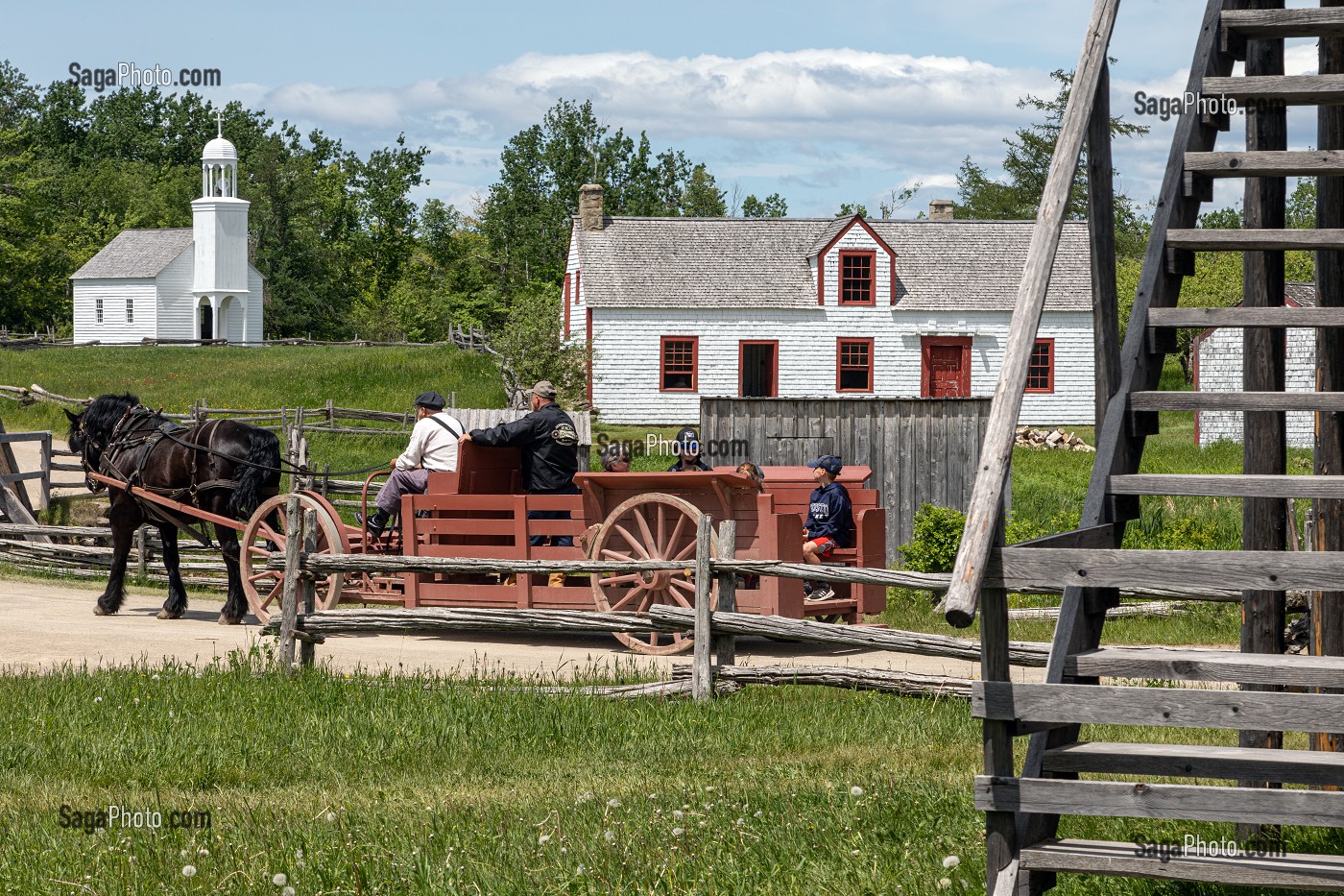 CHARRETTE D'EPOQUE POUR PROMENER LES TOURISTES DANS LE VILLAGE, MAISON BLACHALL DE 1840 ET CHAPELLE DE 1831, VILLAGE HISTORIQUE ACADIEN, BERTRAND, NOUVEAU-BRUNSWICK, CANADA, AMERIQUE DU NORD 