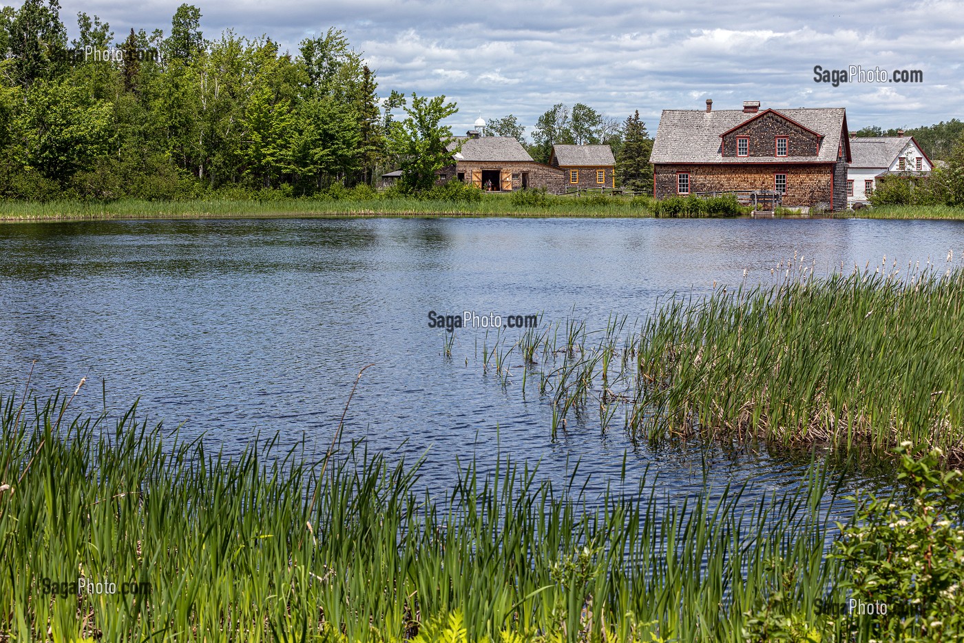 LE LAC ET LE MOULIN A FARINE DE 1895, VILLAGE HISTORIQUE ACADIEN, BERTRAND, NOUVEAU-BRUNSWICK, CANADA, AMERIQUE DU NORD 