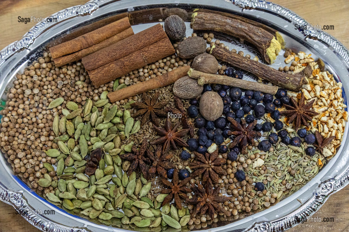 LES DIFFERENTS CONDIMENTS AROMATIQUES POUR PARFUMER LES ALCOOLS DE LA DISTILLERIE FILS DU ROY (NOIX DE MUSCADE, CANNELLE, CARDAMOME, POIVRE, REGLISSE, GENEVRIER, ANIS, GRAINES DE FENOUIL), PETIT-PAQUETVILLE, NOUVEAU-BRUNSWICK, CANADA, AMERIQUE DU NORD 