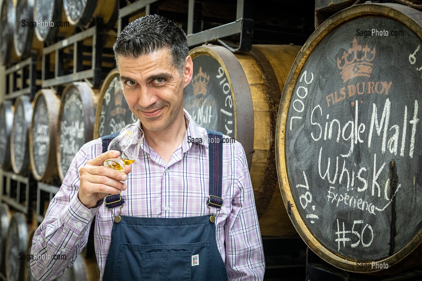 SEBASTIEN ROY, GERANT DE LA DISTILLERIE FILS DU ROY DEVANT LES TONNEAUX DE WHISKY, NOUVEAU-BRUNSWICK, CANADA, AMERIQUE DU NORD 