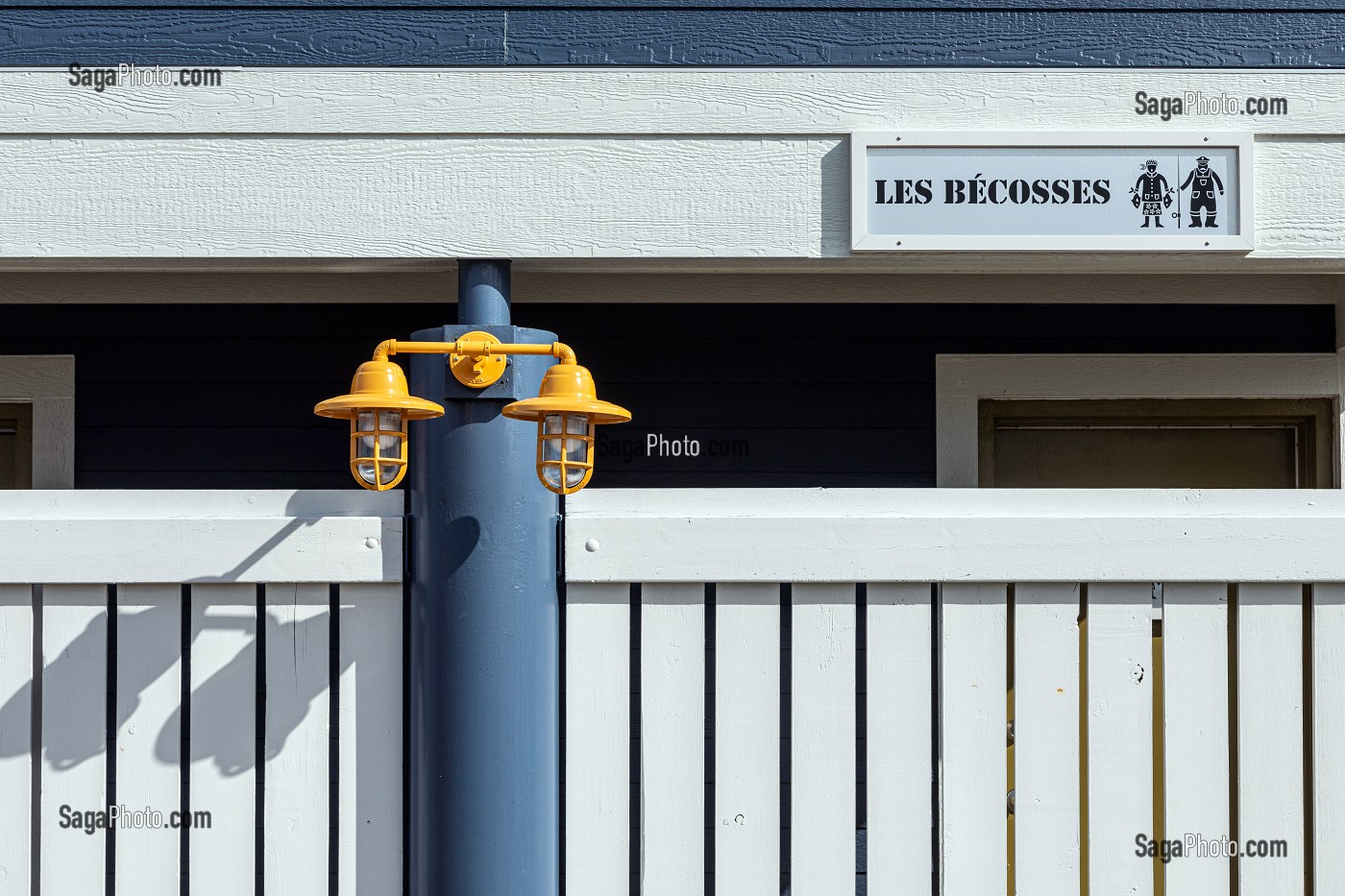 LES TOILETTES SUR LA PLAGE APPELES LES BECOSSES, EXPRESSION POPULAIRE POUR DESIGNER LES LATRINES AU CANADA, CARAQUET, NOUVEAU-BRUNSWICK, CANADA, AMERIQUE DU NORD 