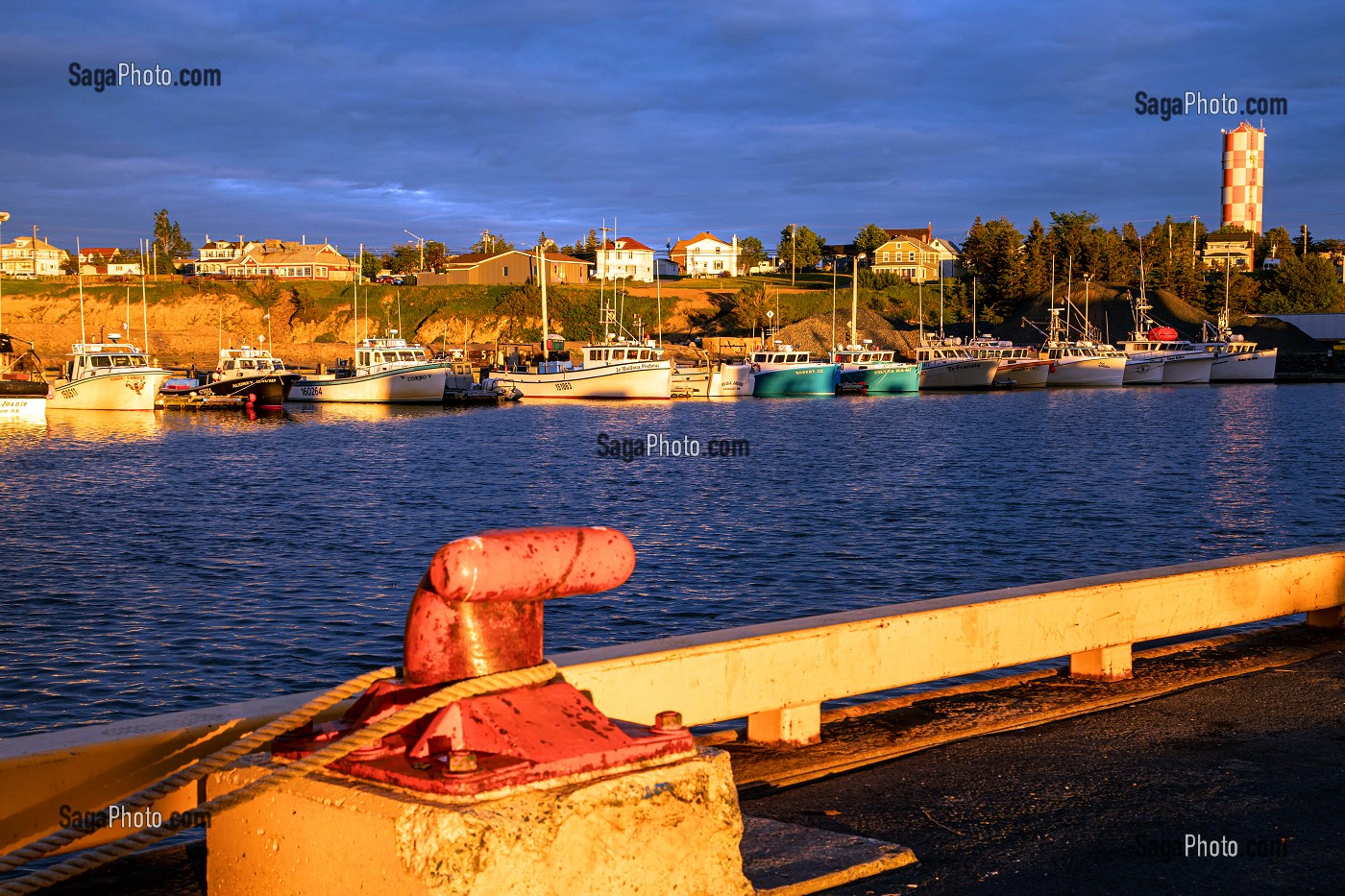 BATEAUX DE PECHE ET MAISONS SUR LA BAIE, PORT DE PECHE AU COUCHER DU SOLEIL, CARAQUET, NOUVEAU-BRUNSWICK, CANADA, AMERIQUE DU NORD 