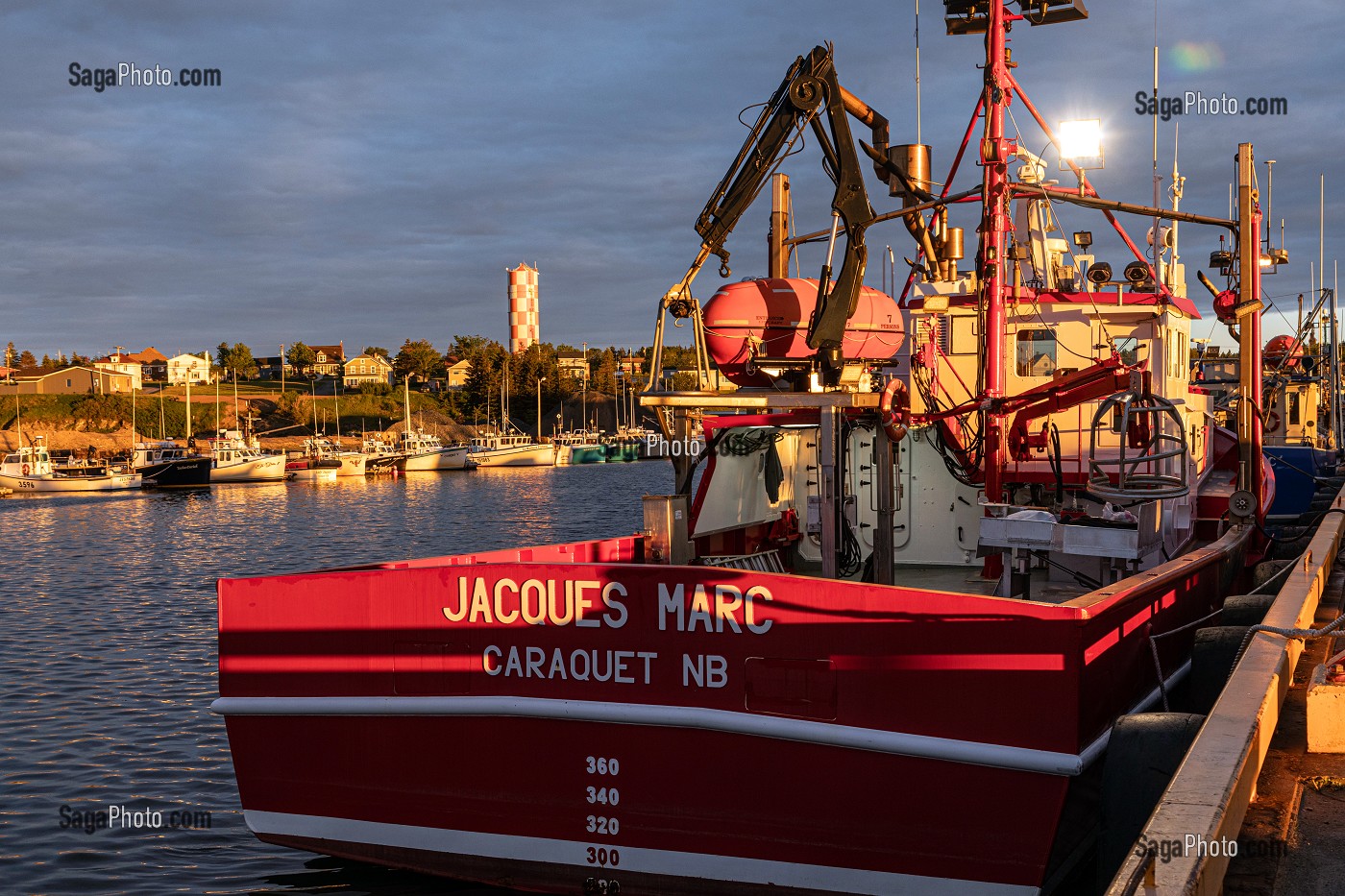 PORT DE PECHE AU COUCHER DU SOLEIL, CARAQUET, NOUVEAU-BRUNSWICK, CANADA, AMERIQUE DU NORD 