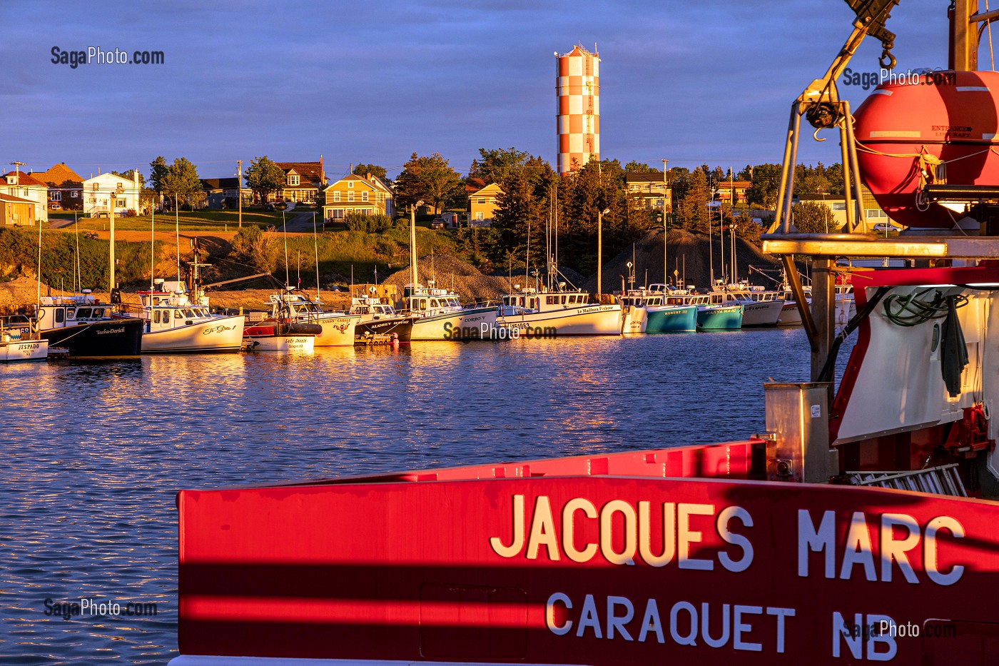 PORT DE PECHE AU COUCHER DU SOLEIL, CARAQUET, NOUVEAU-BRUNSWICK, CANADA, AMERIQUE DU NORD 