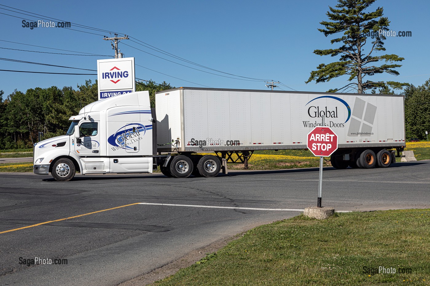 POIDS LOURD ET PANNEAU STOP / ARRET POUR LE SEUL ETAT CANADIEN OFFICIELLEMENT BILINGUE, MONCTON, NOUVEAU-BRUNSWICK, CANADA, AMERIQUE DU NORD 