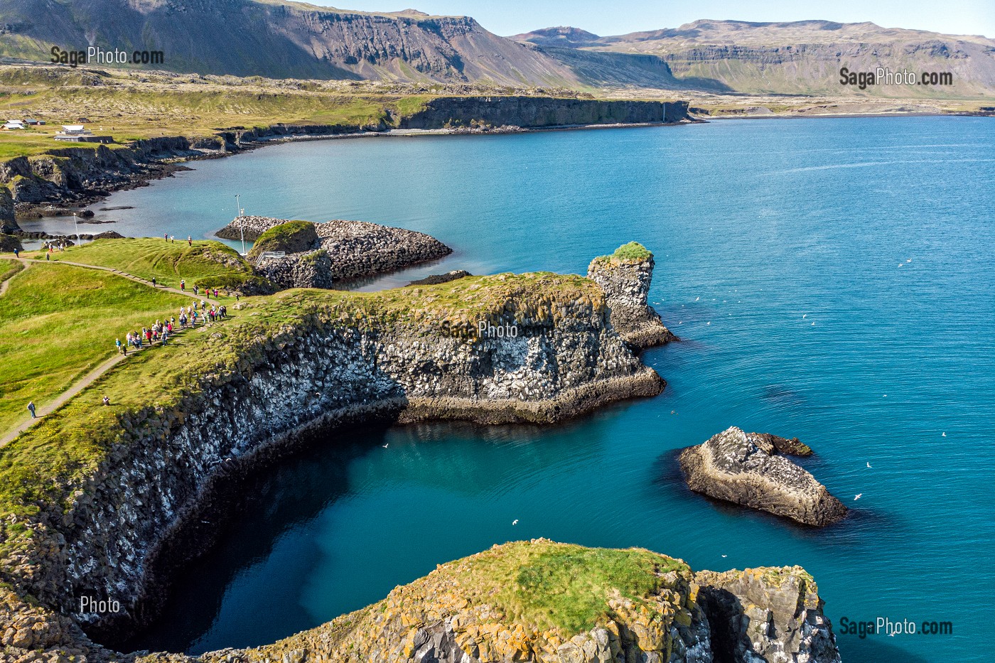 FALAISES DE ROCHES VOLCANIQUES NOIRES, PRESQU'ILE VOLCANIQUE DE GRUNDARFJORDUR, PENINSULE DE SNAEFFELSNES DECRITE DANS LE ROMAN DE JULES VERNES, ARNARSTAPI, ISLANDE 