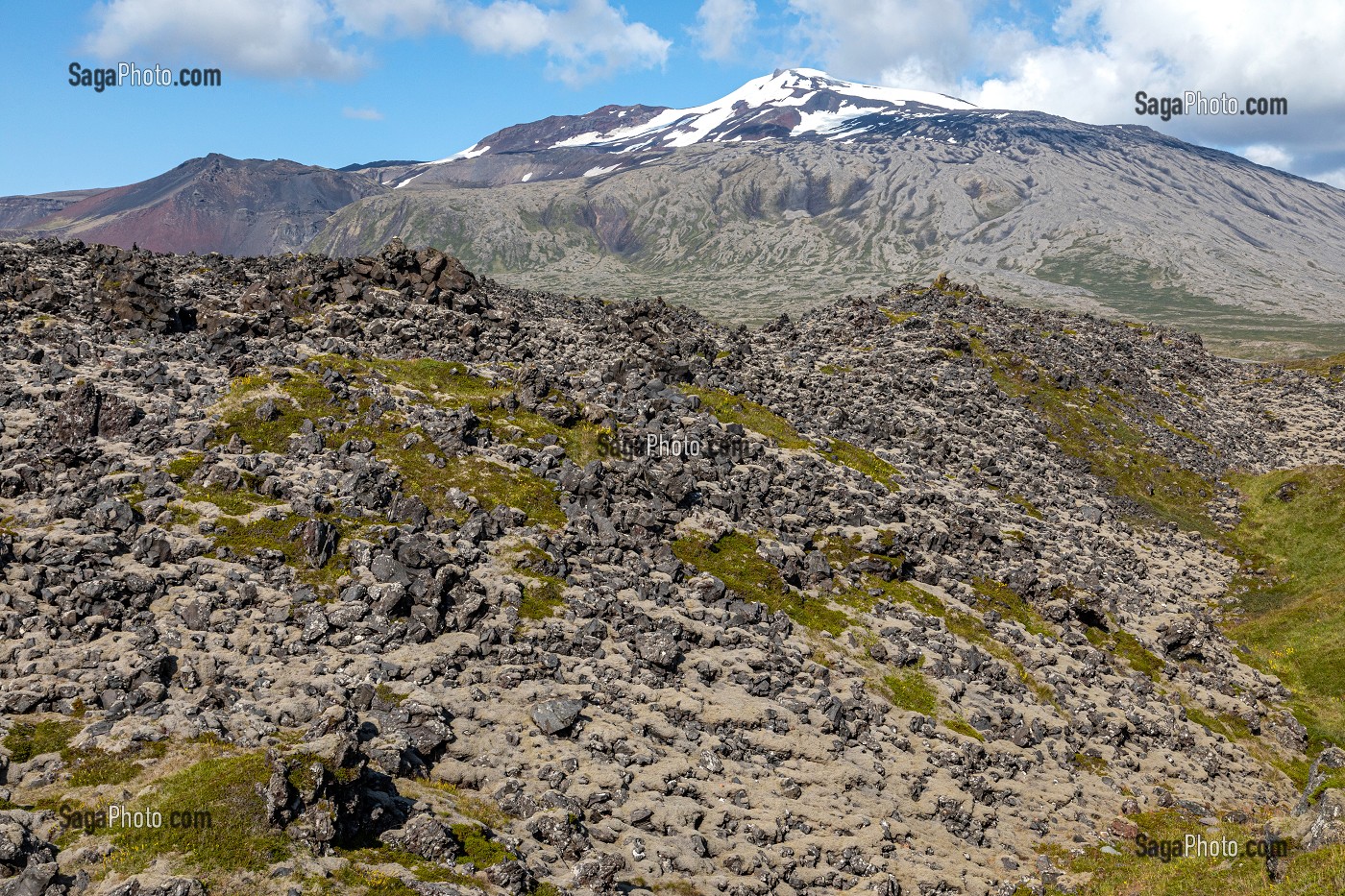 CONCRETION DE LAVE, PAYSAGE DE DJUPALONSSANDUR AVEC LE VOLCAN SNAEFELLSJOKULL RENDU CELEBRE PAR JULES VERNE, PRESQU'ILE VOLCANIQUE DE GRUNDARFJORDUR, PENINSULE DE SNAEFFELSNES, ISLANDE 