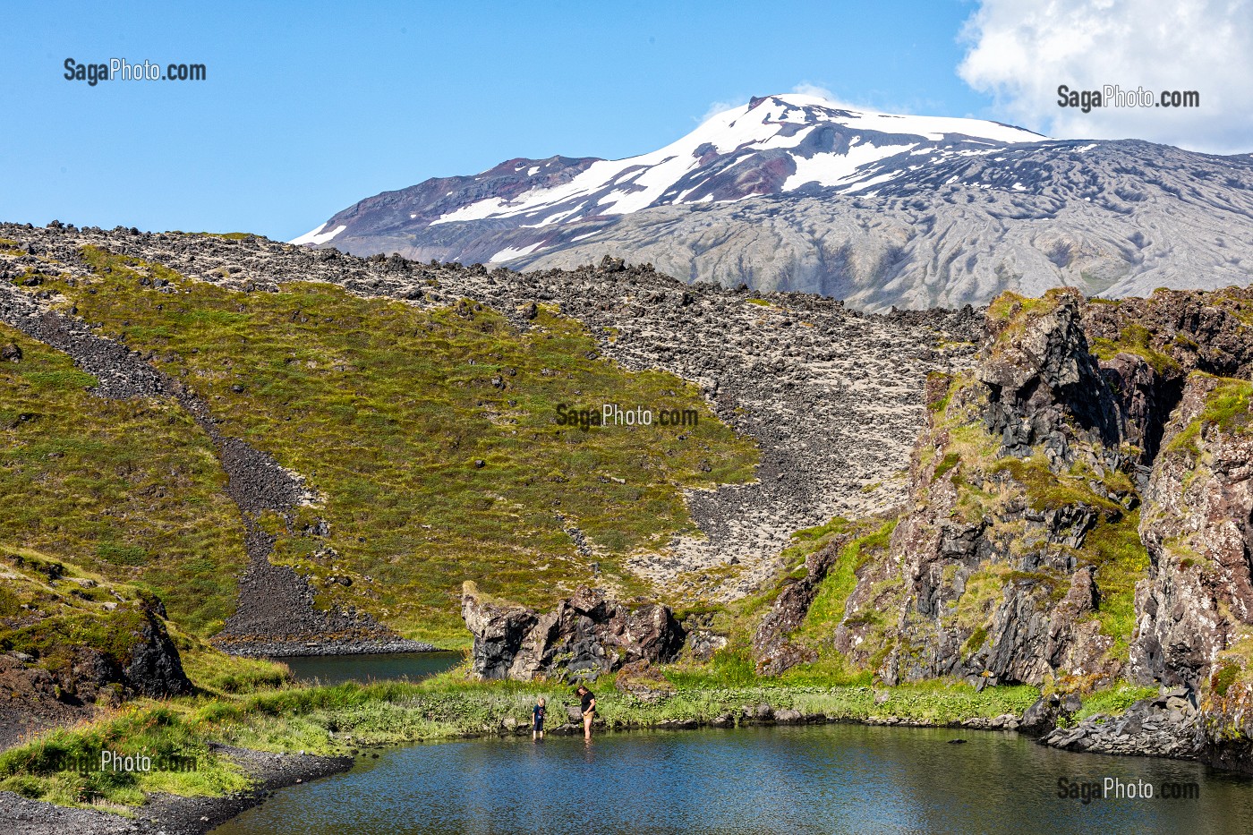 LAC ET CONCRETION DE LAVE DEVANT LE VOLCAN SNAEFELLSJOKULL RENDU CELEBRE PAR JULES VERNE, DJUPALONSSANDUR, PRESQU'ILE VOLCANIQUE DE GRUNDARFJORDUR, PENINSULE DE SNAEFFELSNES, ISLANDE 