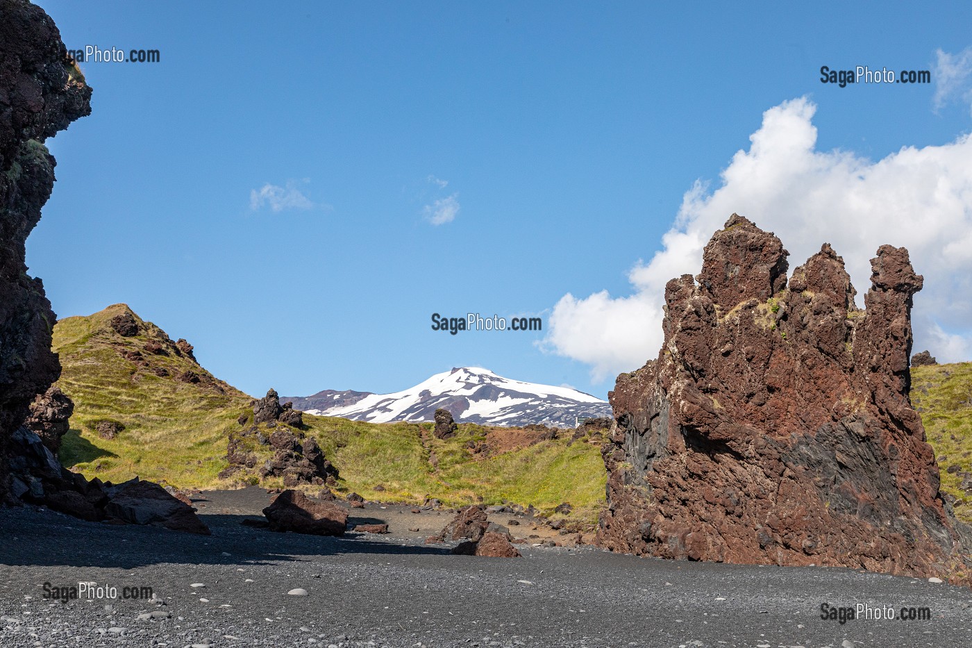 PLAGE DE SABLE NOIR ET ROCHE VOLCANIQUE ET VOLCAN DE SNAEFELLSJOKULL, DJUPALONSSANDUR, PENINSULE DE SNAEFFELSNES DECRITE DANS LE ROMAN DE JULES VERNES, ARNARSTAPI, ISLANDE 