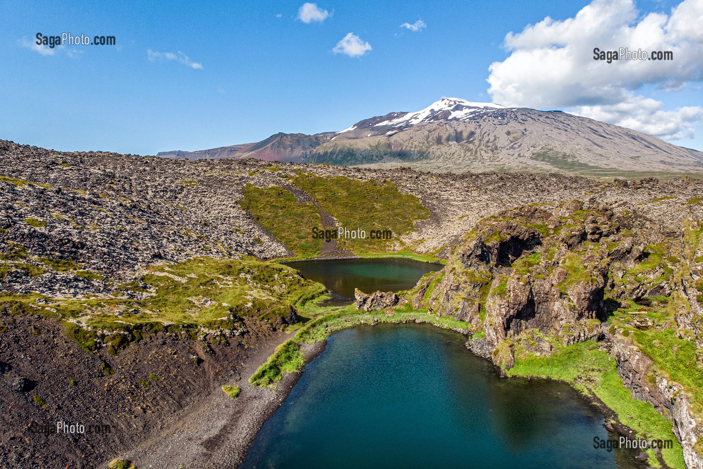 PAYSAGE DE DJUPALONSSANDUR AVEC LE VOLCAN SNAEFELLSJOKULL RENDU CELEBRE PAR JULES VERNE, PRESQU'ILE VOLCANIQUE DE GRUNDARFJORDUR, PENINSULE DE SNAEFFELSNES, ISLANDE 