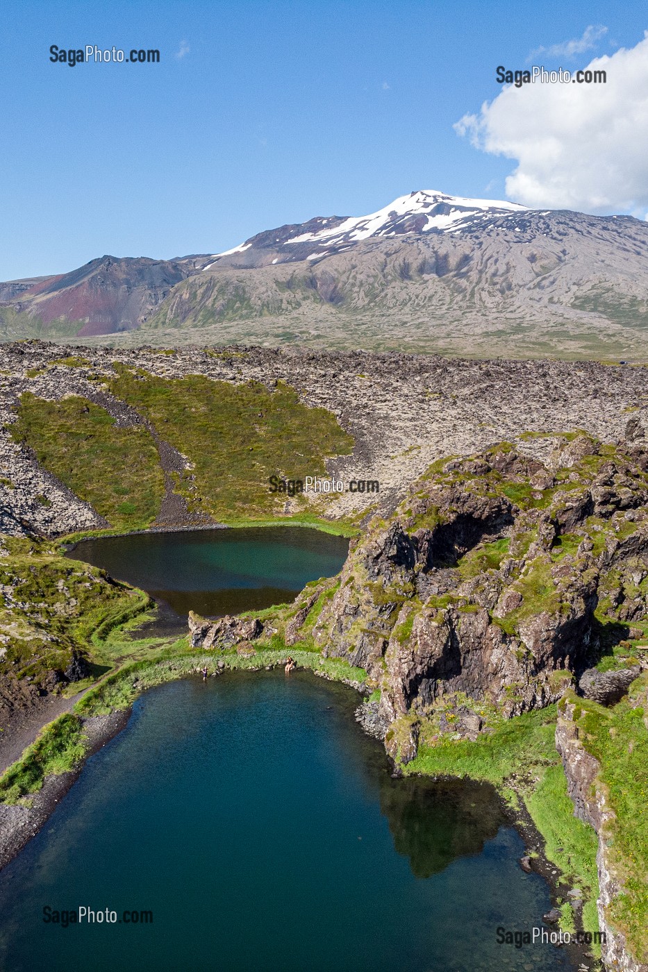 PAYSAGE DE DJUPALONSSANDUR AVEC LE VOLCAN SNAEFELLSJOKULL RENDU CELEBRE PAR JULES VERNE, PRESQU'ILE VOLCANIQUE DE GRUNDARFJORDUR, PENINSULE DE SNAEFFELSNES, ISLANDE 