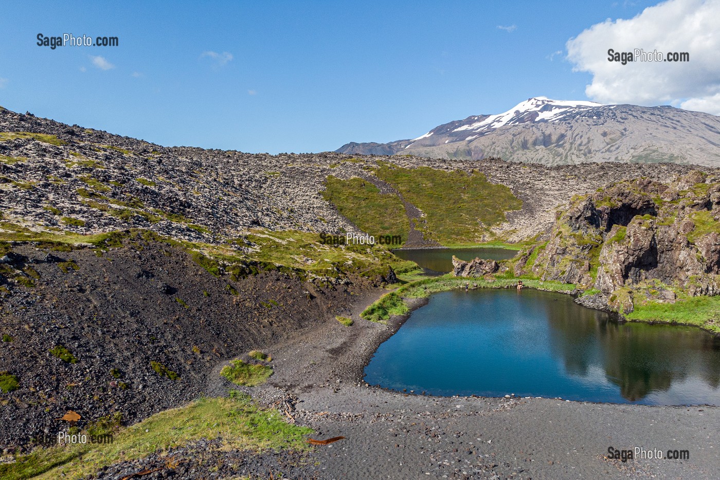 PAYSAGE DE DJUPALONSSANDUR AVEC LE VOLCAN SNAEFELLSJOKULL RENDU CELEBRE PAR JULES VERNE, PRESQU'ILE VOLCANIQUE DE GRUNDARFJORDUR, PENINSULE DE SNAEFFELSNES, ISLANDE 