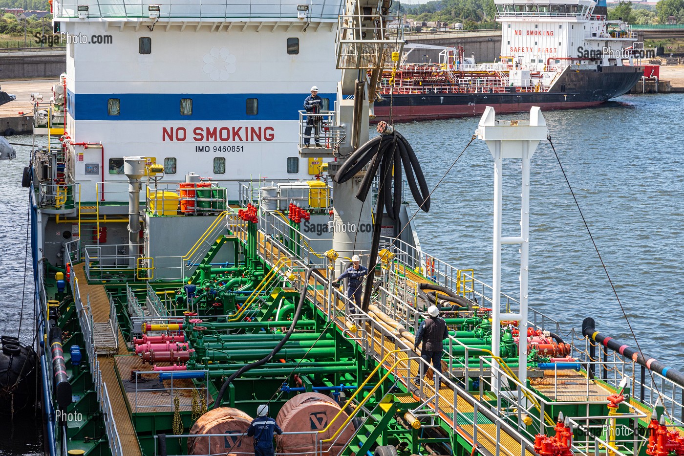 BATEAU NAVIRE RAVITAILLEUR EN CARBURANT, CANAL DE BOURBOURG, PORT DE DUNKERQUE, FRANCE 