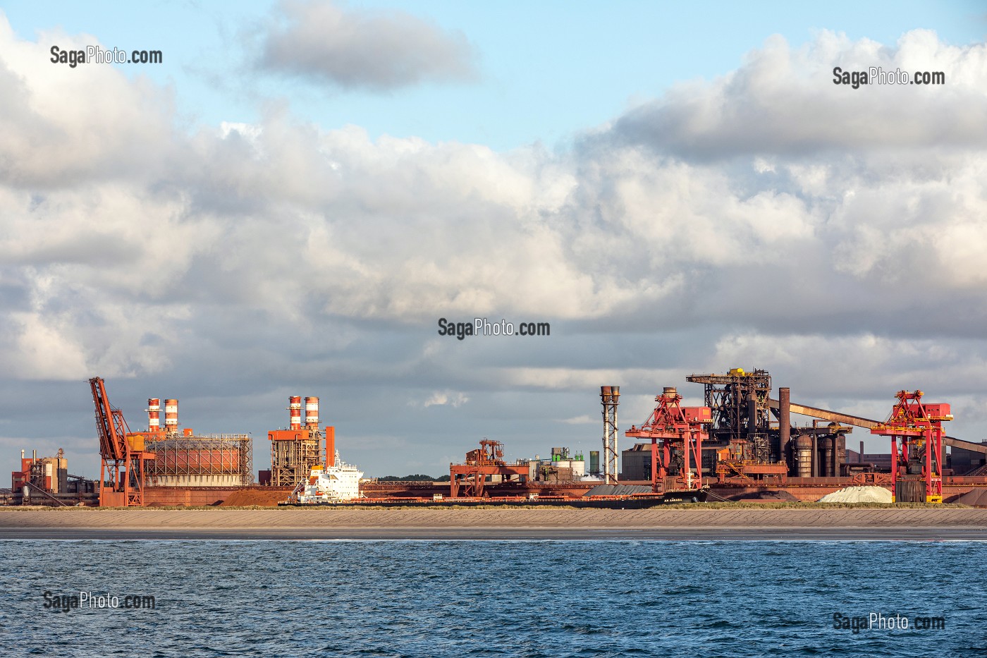 ACIERIE ARCELOR MITTAL DEVANT LE CANAL DE BOURBOURG, PORT DE DUNKERQUE, FRANCE 