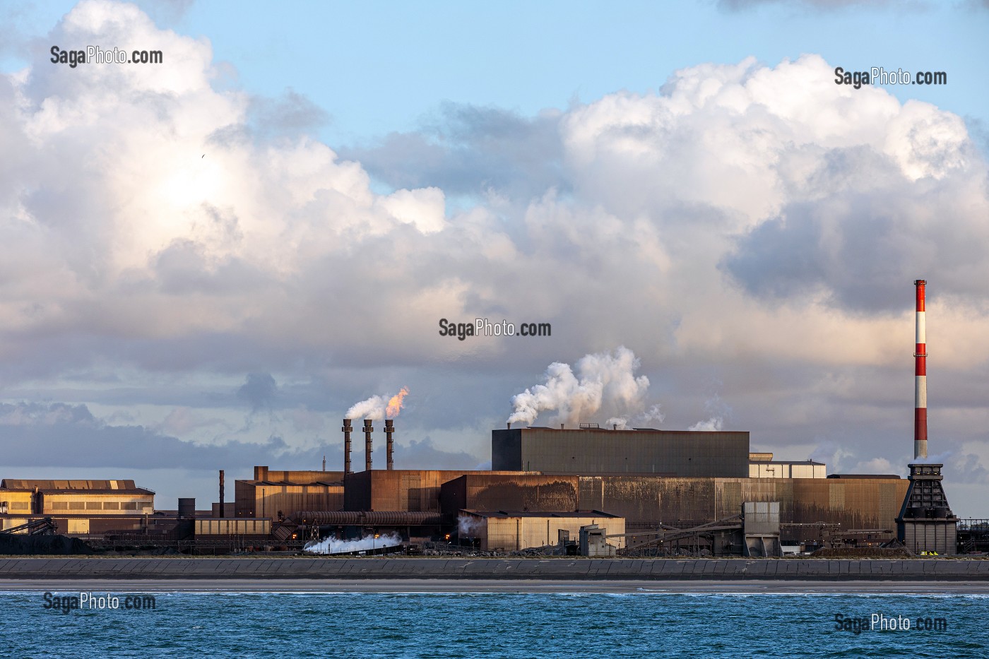 ACIERIE ARCELOR MITTAL DEVANT LE CANAL DE BOURBOURG, PORT DE DUNKERQUE, FRANCE 