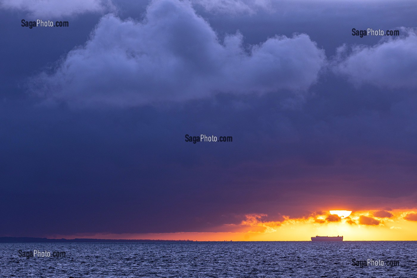 PETROLIER EN PLEIN MER (TANKERS), AU COUCHER DE SOLEIL SOUS UN CIEL D'ORAGE AU LARGE DE DUNKERQUE SUR LA MANCHE, FRANCE 