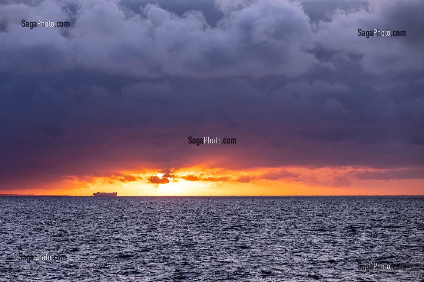 PETROLIER EN PLEIN MER (TANKERS), AU COUCHER DE SOLEIL SOUS UN CIEL D'ORAGE AU LARGE DE DUNKERQUE SUR LA MANCHE, FRANCE / OIL TANKER ON THE SEA AT SUNSET BENEATH A STORMY SKY IN THE CHANNEL OFF THE COAST OF DUNKERQUE, FRANCE