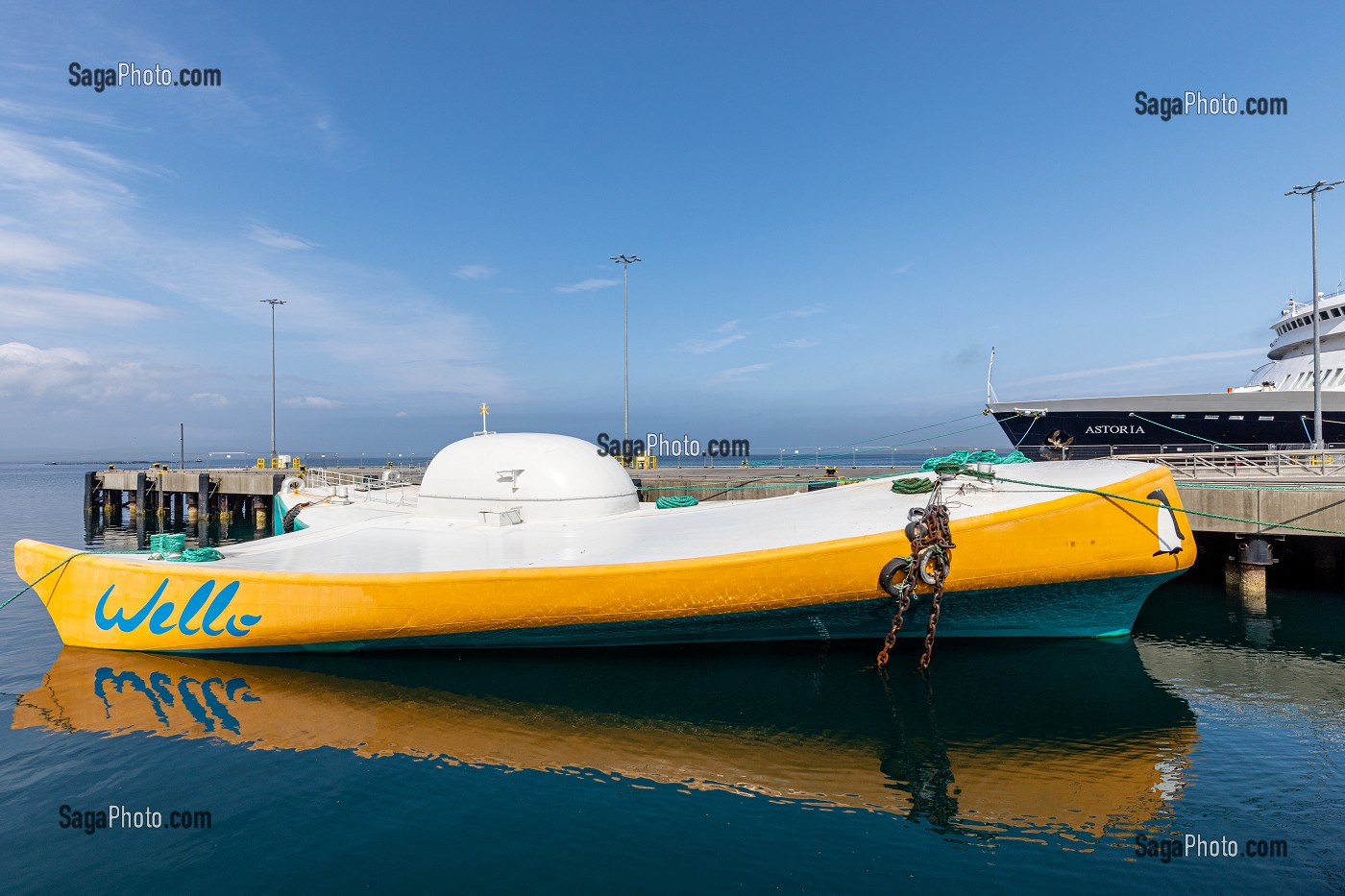 BATEAU DE LA SOCIETE WELLO ORY, MACHINE HOULOMOTRICE PENGUIN WEC-2 PRODUISANT DE L'ELECTRICITE GRACE AUX VAGUES, CEFOW (CLEAN ENERGY FROM OCEAN WAVES), PORT DE KIRKWALL, ARCHIPEL DES ORCADES, ECOSSE 