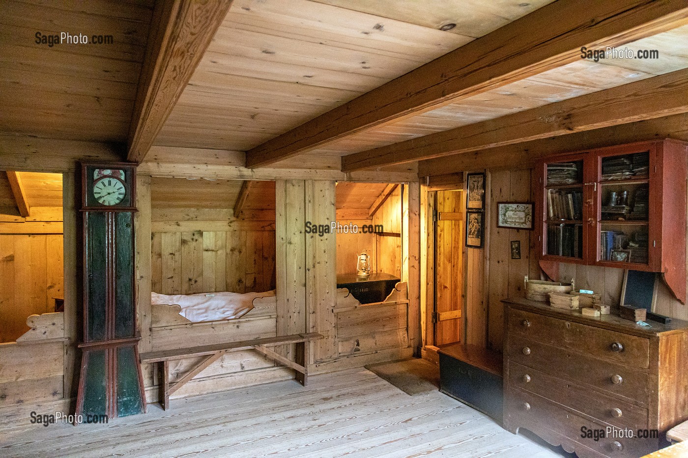 CHAMBRE, INTERIEUR D'UNE MAISONS TRADITIONNELLE DU XIV EME SIECLE, VILLAGE DE SAKSUN, ILES FEROE, DANEMARK, EUROPE 