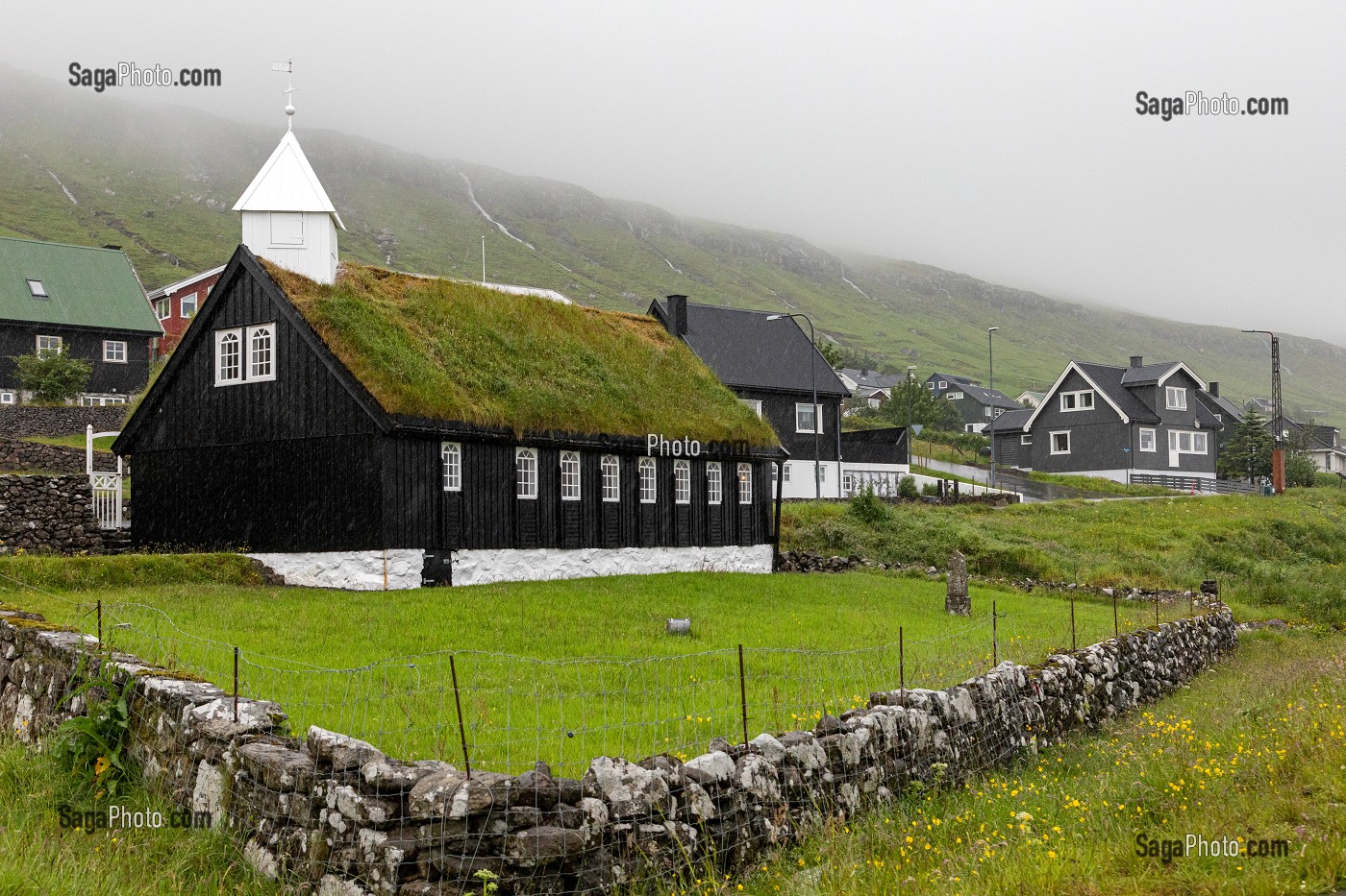 EGLISE DU VILLAGE DE KOLLAFJOROUR SUR L'ILE DE STREYMOY, ILES FEROE, DANEMARK 