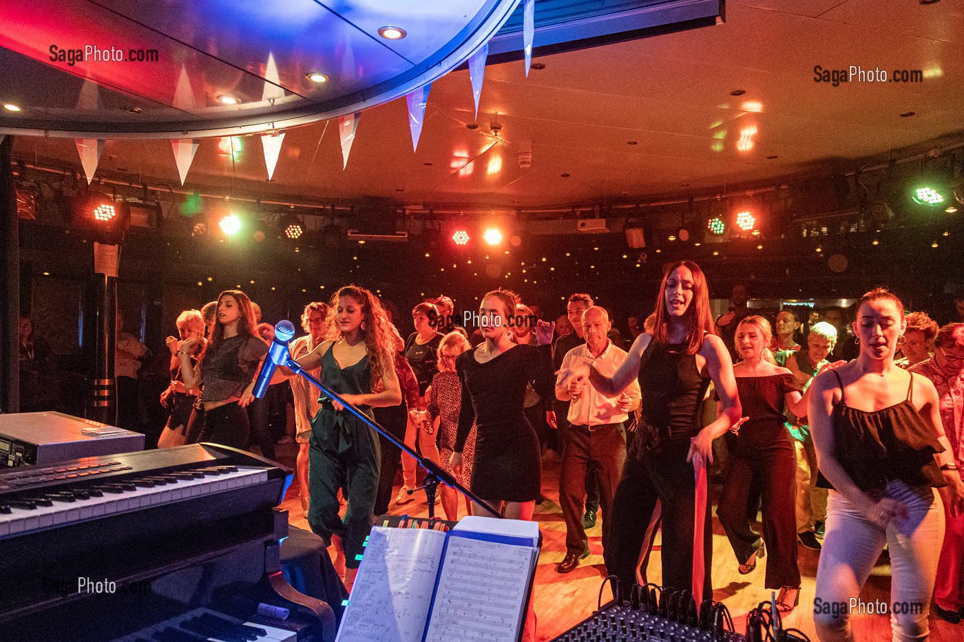 AMBIANCE FESTIVE, MUSIQUE ET DANSE DANS LA SALLE DE SPECTACLE SUR UN BATEAU DE CROISIERE 