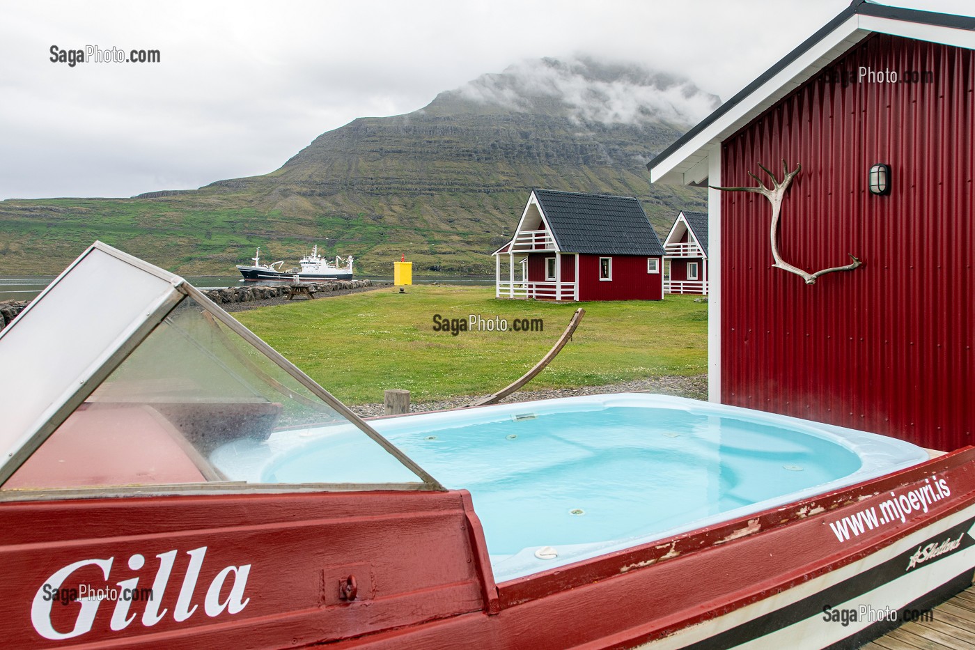 JACUZZI DEVANT LES PETITES MAISONS ROUGES DE L'HOTEL DE CHARME FEROABJONUSTAN MJOEYRI AU BORD DU FJORD, ESKIFJORDUR, ISLANDE, EUROPE 