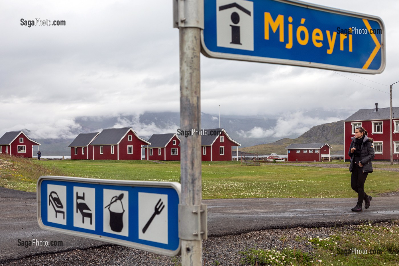 PETITES MAISONS ROUGES DE L'HOTEL DE CHARME FEROABJONUSTAN MJOEYRI AU BORD DU FJORD, ESKIFJORDUR, ISLANDE, EUROPE 