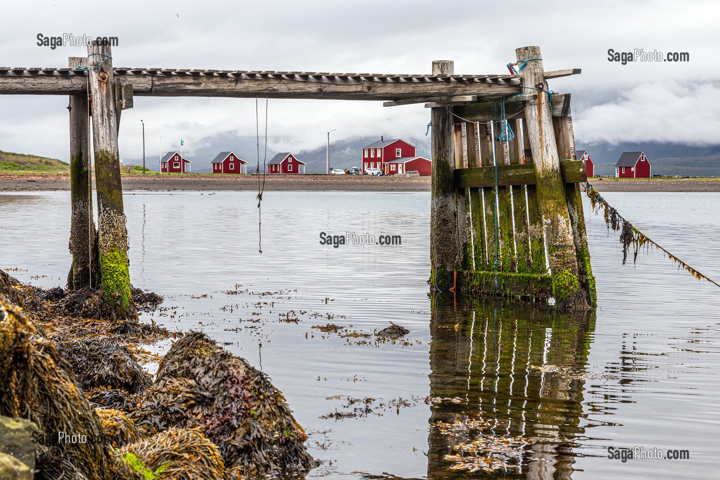 PONTON ET PETITES MAISONS ROUGES DE L'HOTEL DE CHARME FEROABJONUSTAN MJOEYRI AU BORD DU FJORD, ESKIFJORDUR, ISLANDE, EUROPE 