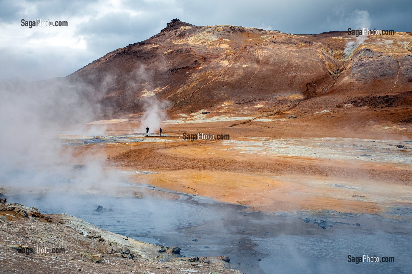 BASSINS DE BOUE GRISE BOUILLONNANTS ET FUMEROLLES EMETTANT DU GAZ SULFURIQUE, SITE GEOTHERMIQUE DE HVERAROND, PAYSAGE DU VOLCANISME DE NAMASKARD, REYKJAHLID, ISLANDE, EUROPE 