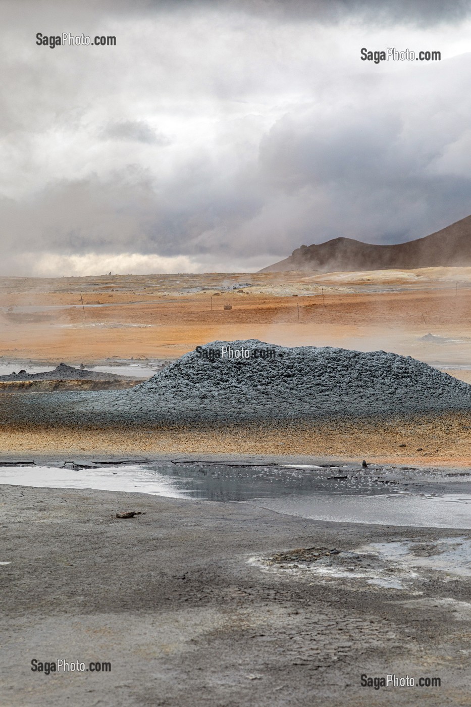 BASSINS DE BOUE GRISE BOUILLONNANTS ET FUMEROLLES EMETTANT DU GAZ SULFURIQUE, SITE GEOTHERMIQUE DE HVERAROND, PAYSAGE DU VOLCANISME DE NAMASKARD, REYKJAHLID, ISLANDE, EUROPE 