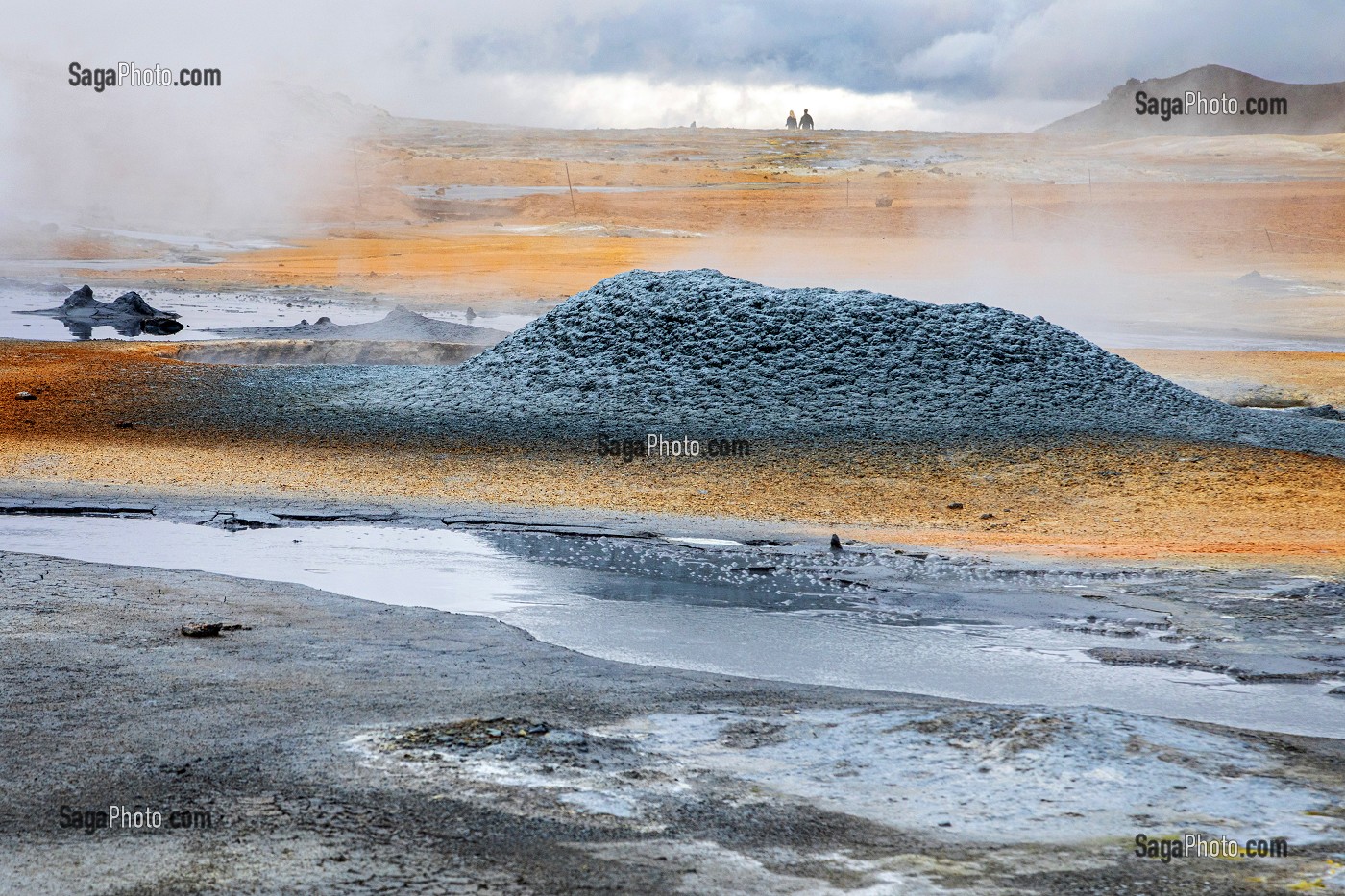 BASSINS DE BOUE GRISE BOUILLONNANTS ET FUMEROLLES EMETTANT DU GAZ SULFURIQUE, SITE GEOTHERMIQUE DE HVERAROND, PAYSAGE DU VOLCANISME DE NAMASKARD, REYKJAHLID, ISLANDE, EUROPE 